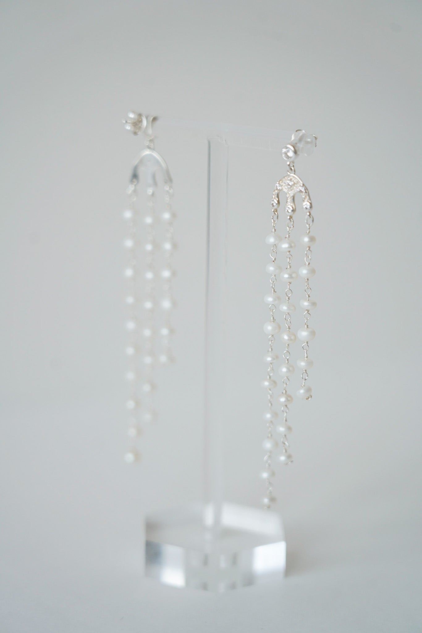 paire de boucles d'oreilles argenté pour un mariage confectionné avec des chaines en perles naturelles 