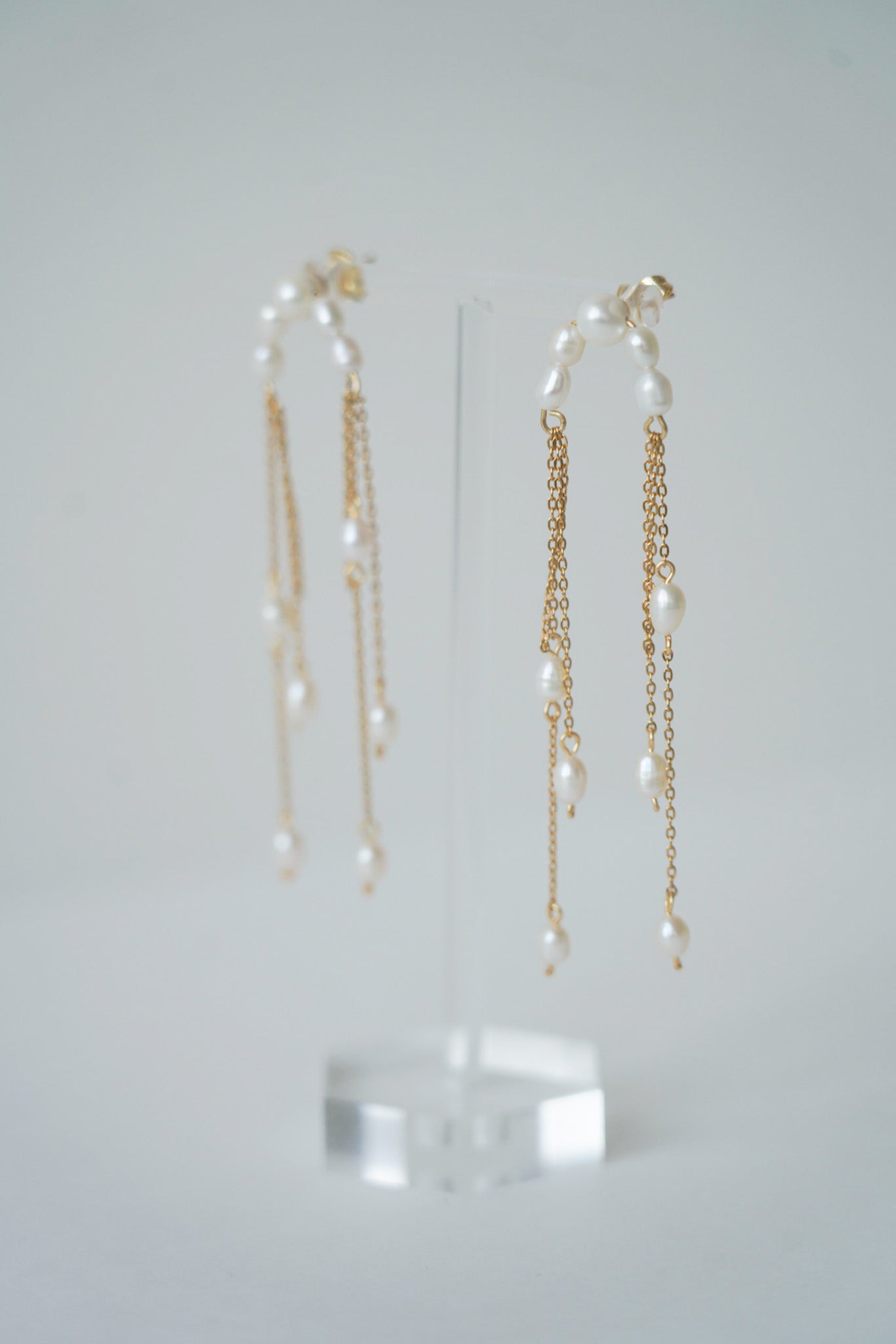 boucles d'oreilles féminine faite avec des perles naturelles et un demi quart de lune attaché avec de la chaine dorée