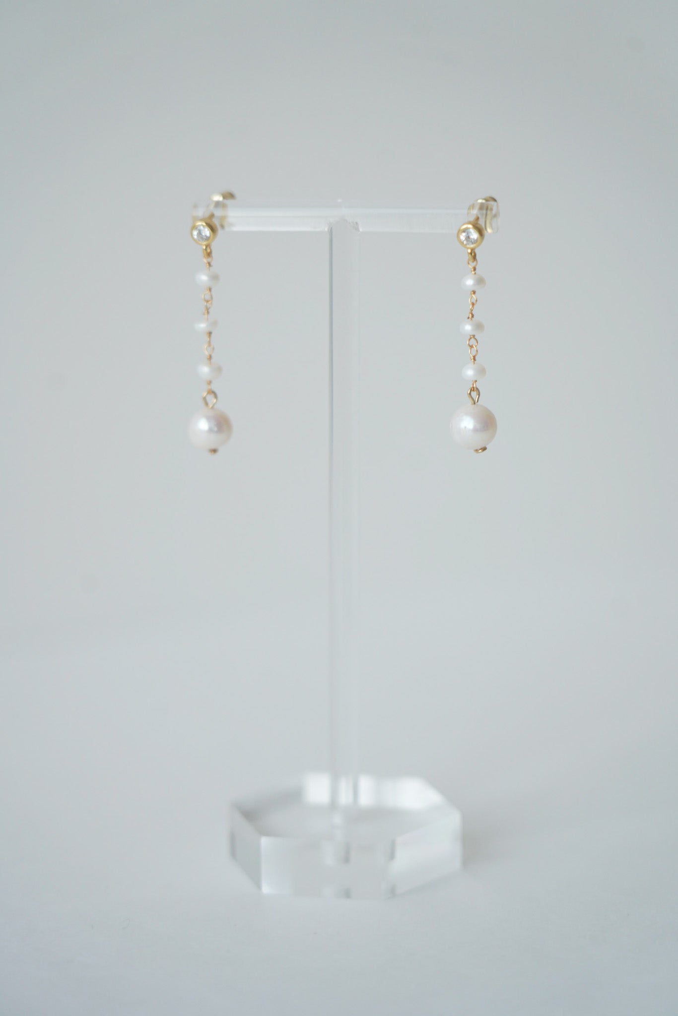 boucles d'oreilles pour mariée faite avec des perles naturelles et du fil en or pour un mariage minimaliste
