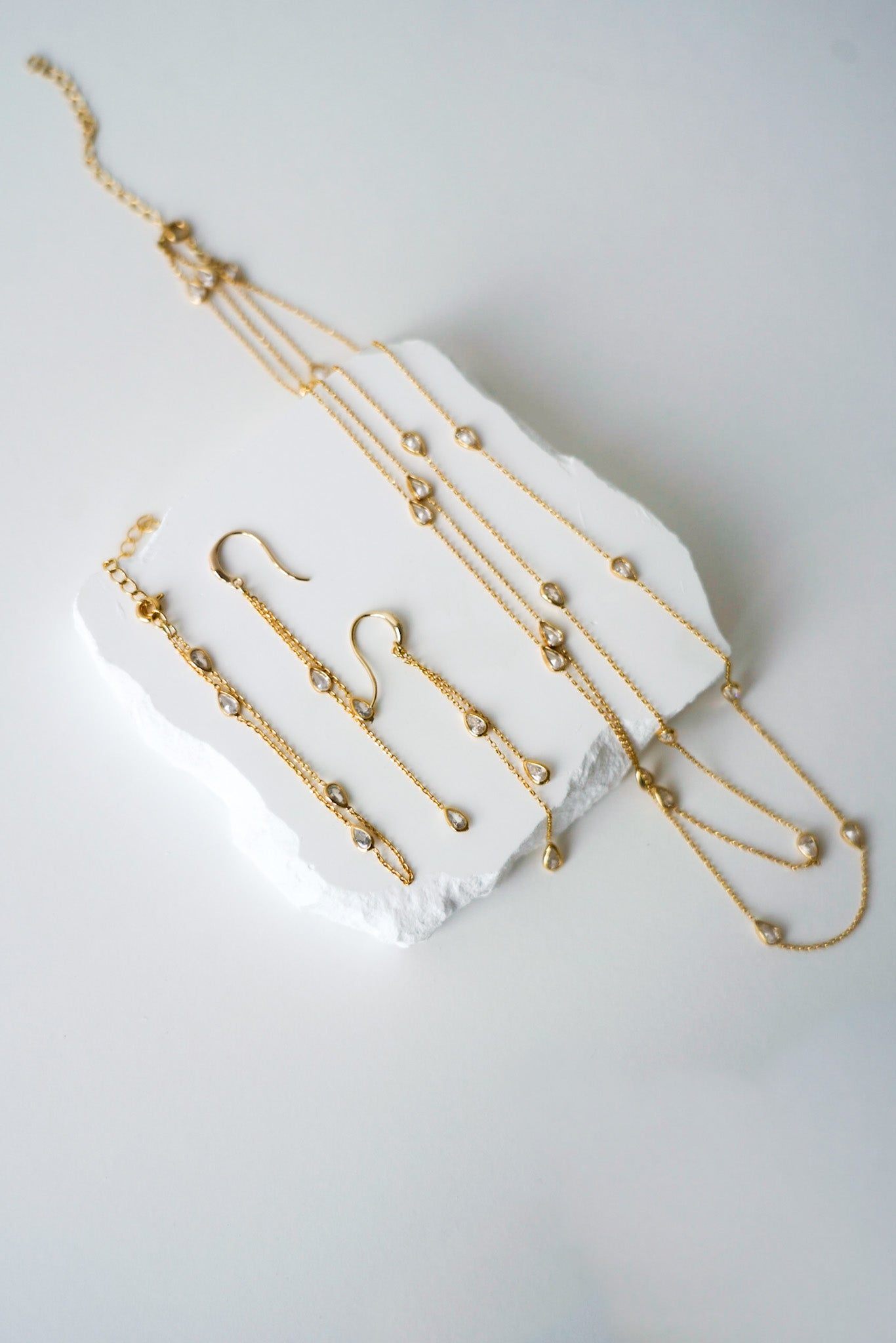 bijoux de mariage comprenant une paire de boucles d'oreilles un bracelet et un collier de dos avec des cristaux en forme de gouttes