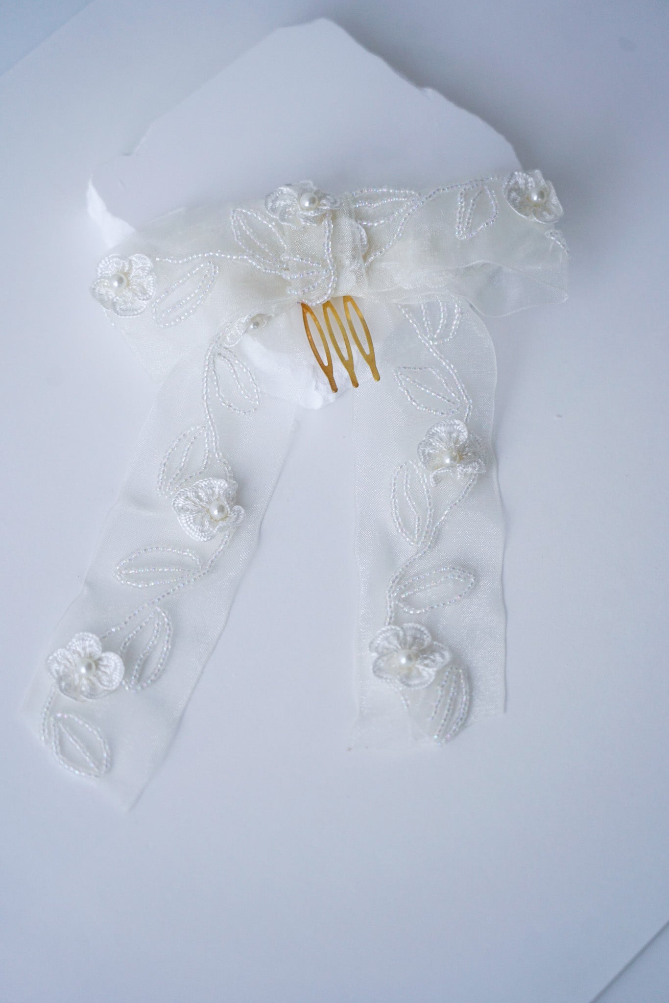 peigne mariage pour une mariée coquette avec un noeud papillon en dentelle avec des perles et de la broderie