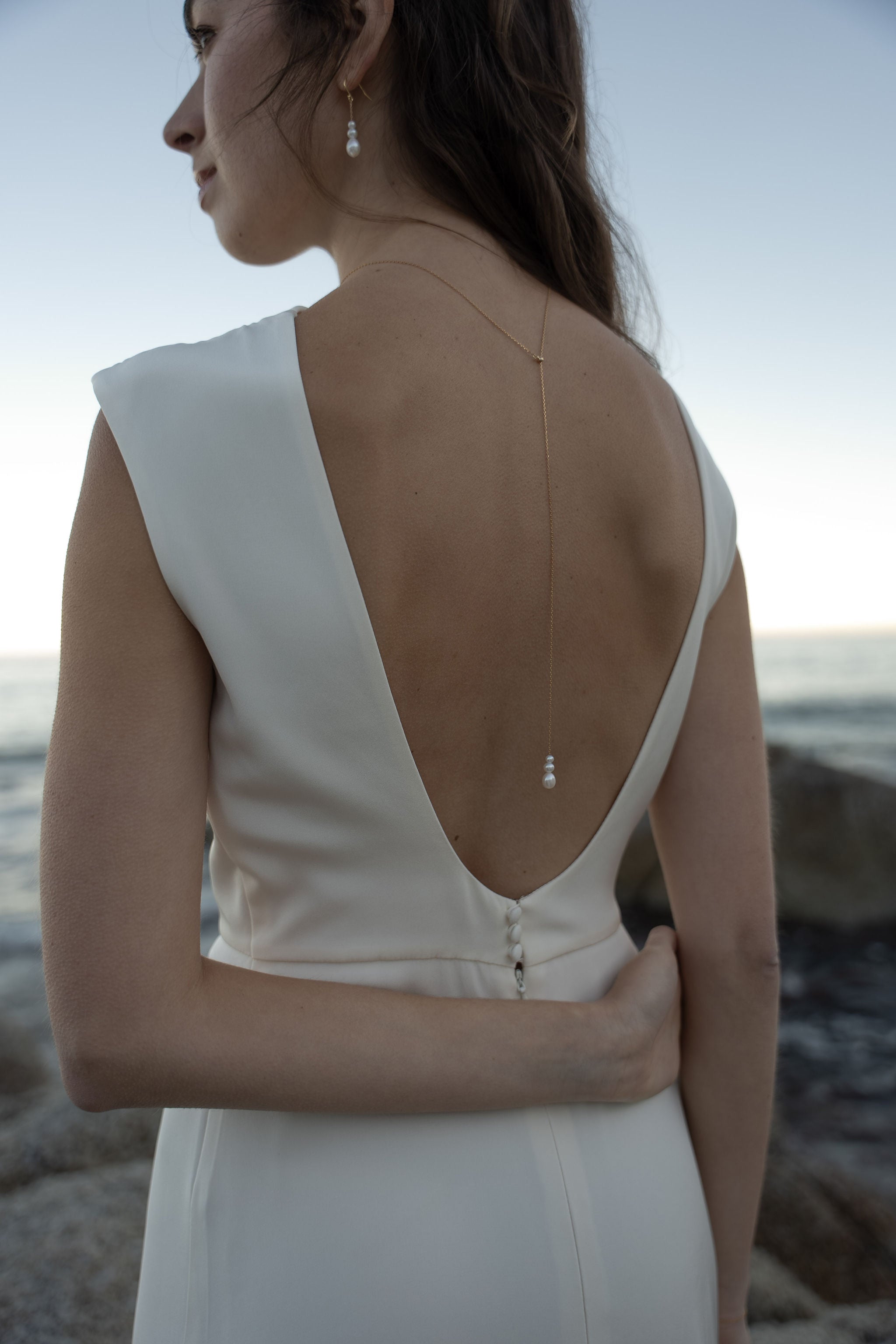 Lerato – Collier de dos mariée en discret en perles d'eau douce