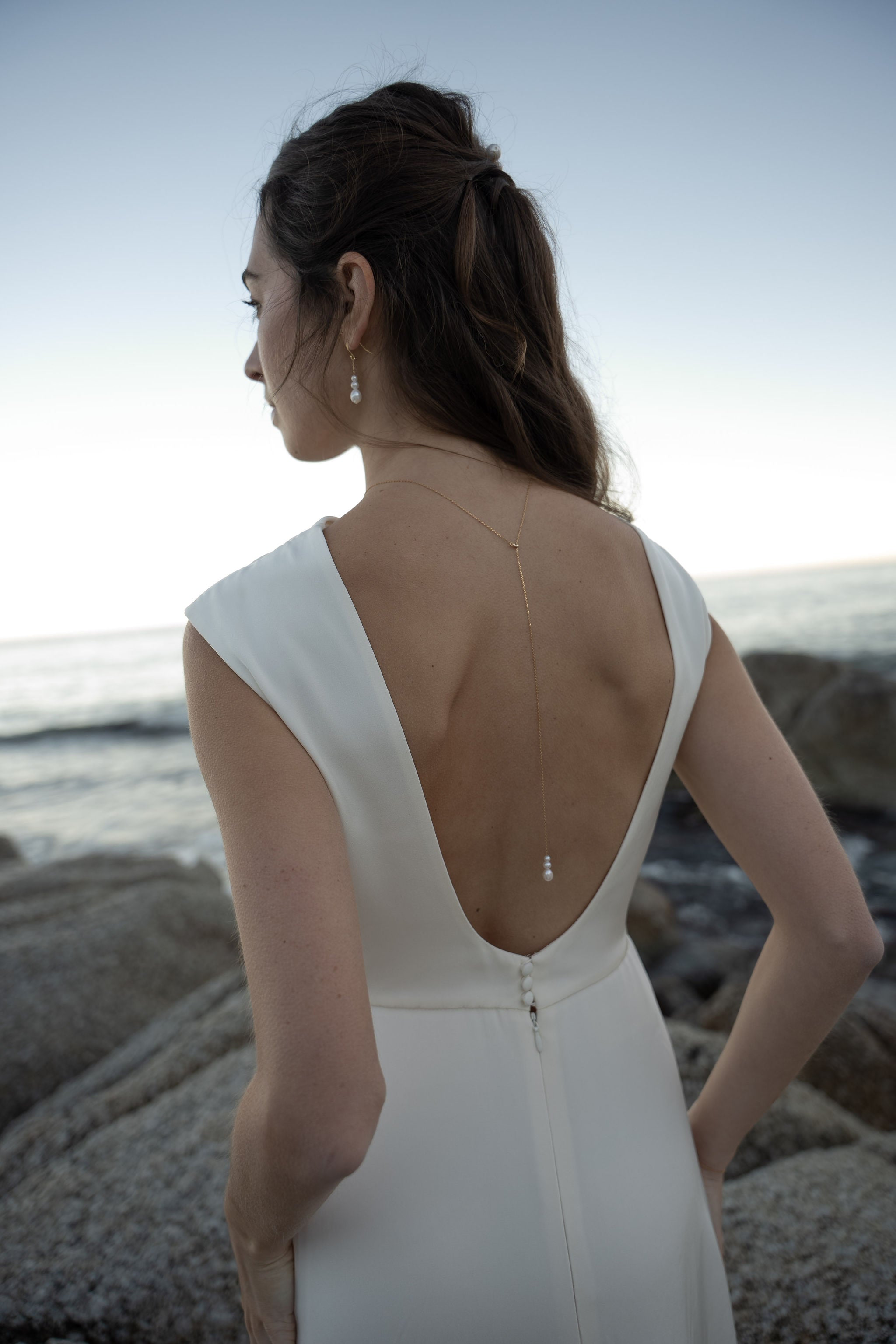 Lerato – Collier de dos mariée en discret en perles d'eau douce