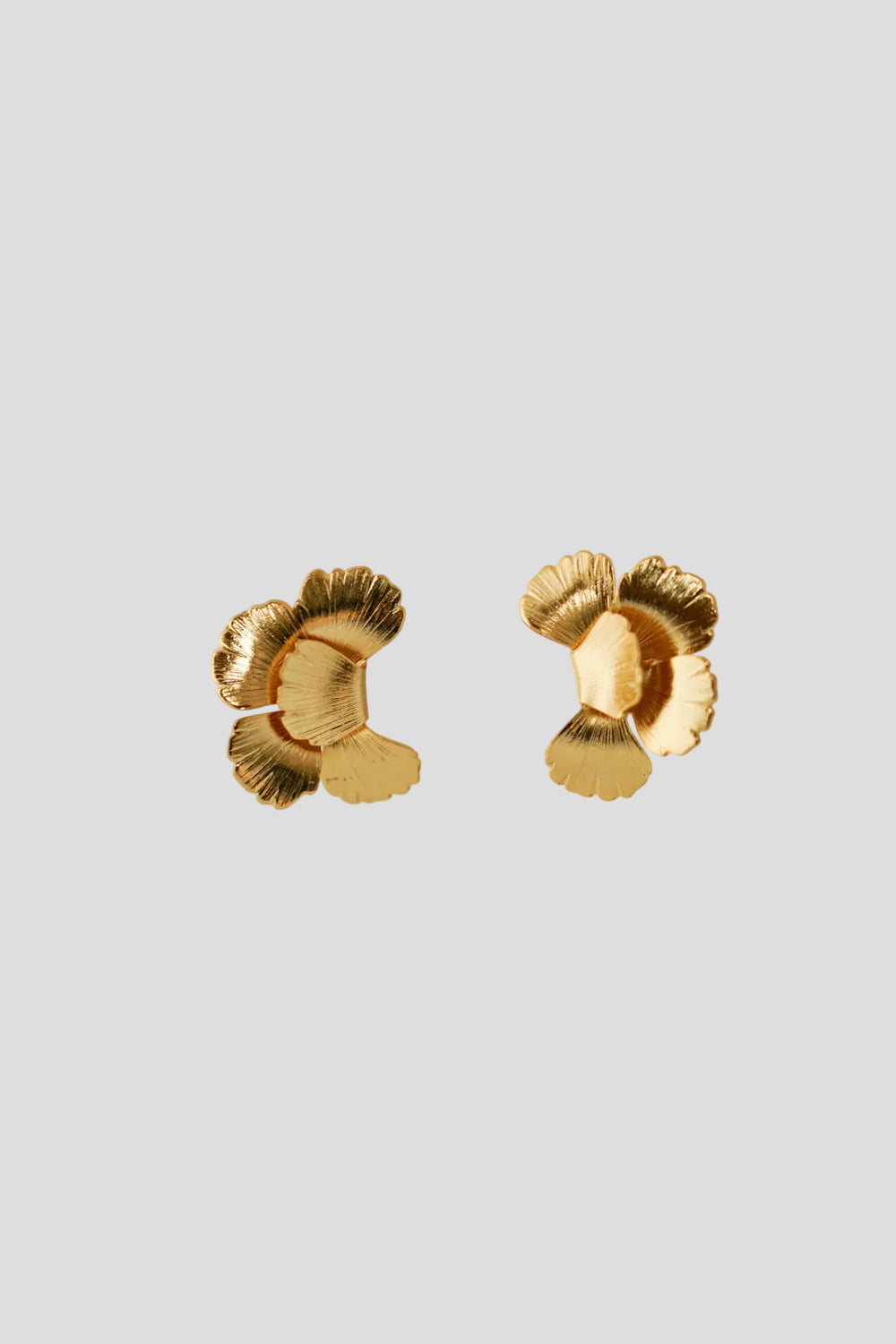 Goldfarbene florale Ohrringe