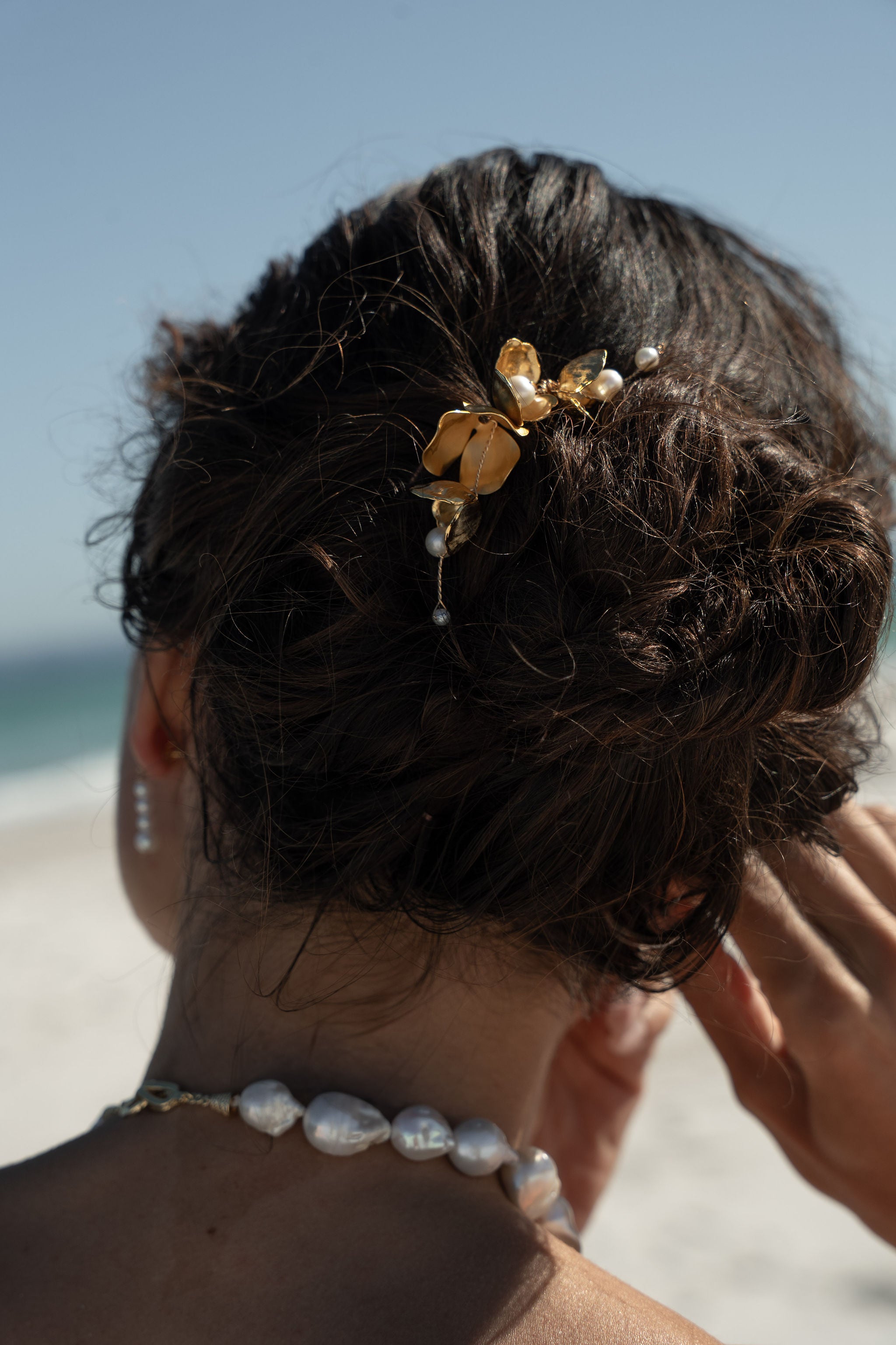 peigne doré perles blanche et fleurs
