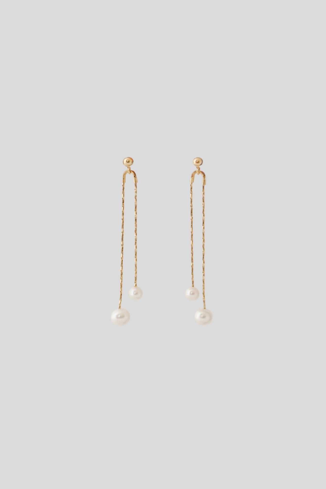 Refined Grace - minimalist twisted chain and cultured pearl earrings - Long earrings - Atelier Lilac