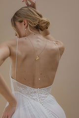Roma – Floral and delicate natural pearl back necklace