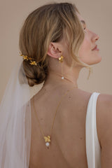 Roma court – Short floral and cultured pearl wedding back necklace