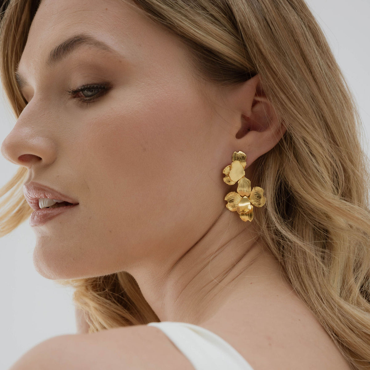 Romantica boucles d'oreilles florales mariage moderne