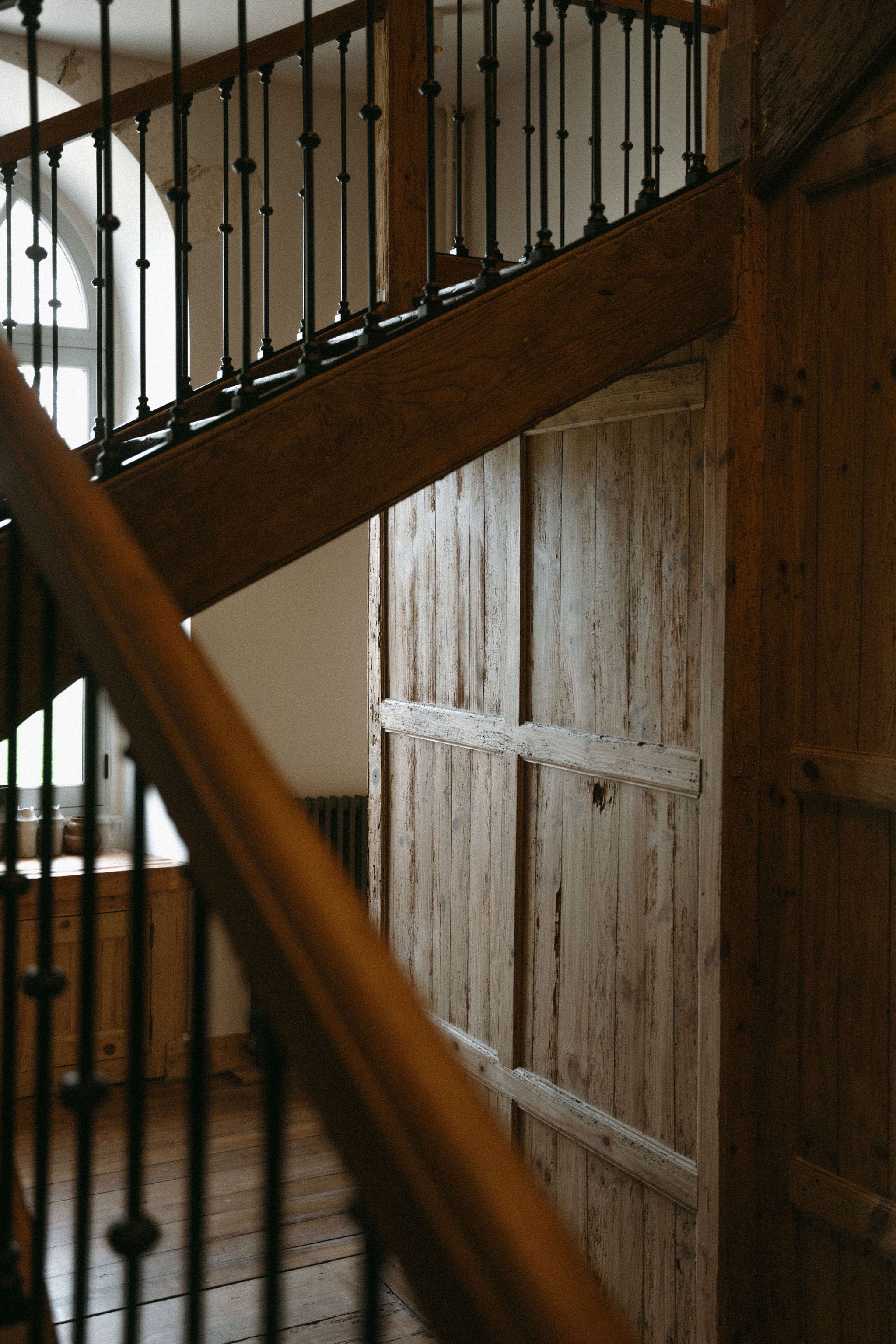 Photo esthétique cage d'escalier en bois, château vintage baroque, décor de château pour un mariage, inspiration mariage élégant 
