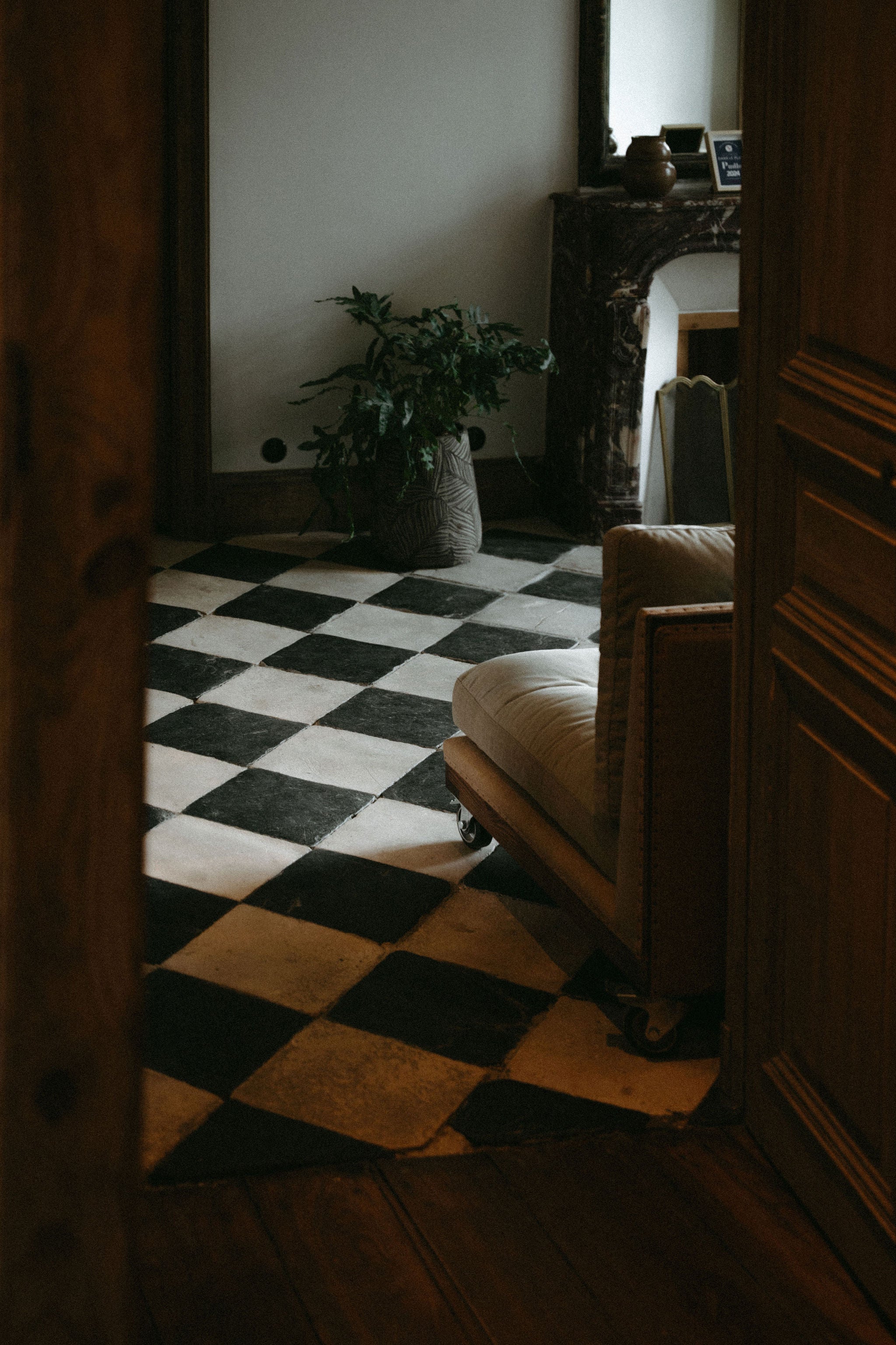 Photo esthétique détails du château, mariage élégant au château, carrelage en damier noir et blanc, ambiance baroque vintage, inspiration élégante château 