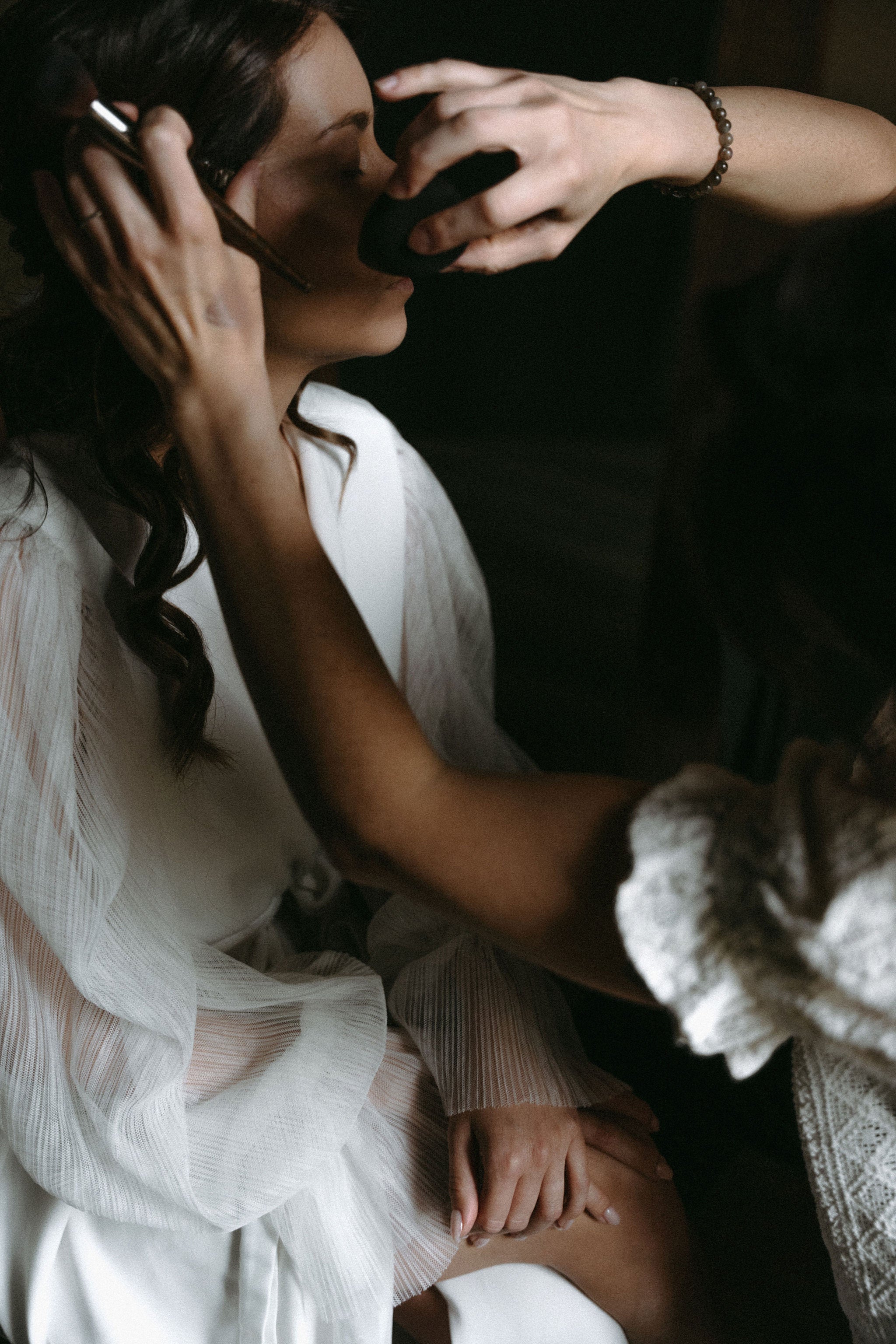 Photo de mariée qui se fait coiffer pour son mariage, préparatifs de mariage, mariée qui se prépare, peignoir en tulle blanc de mariée, inspiration mariage élégant grwm