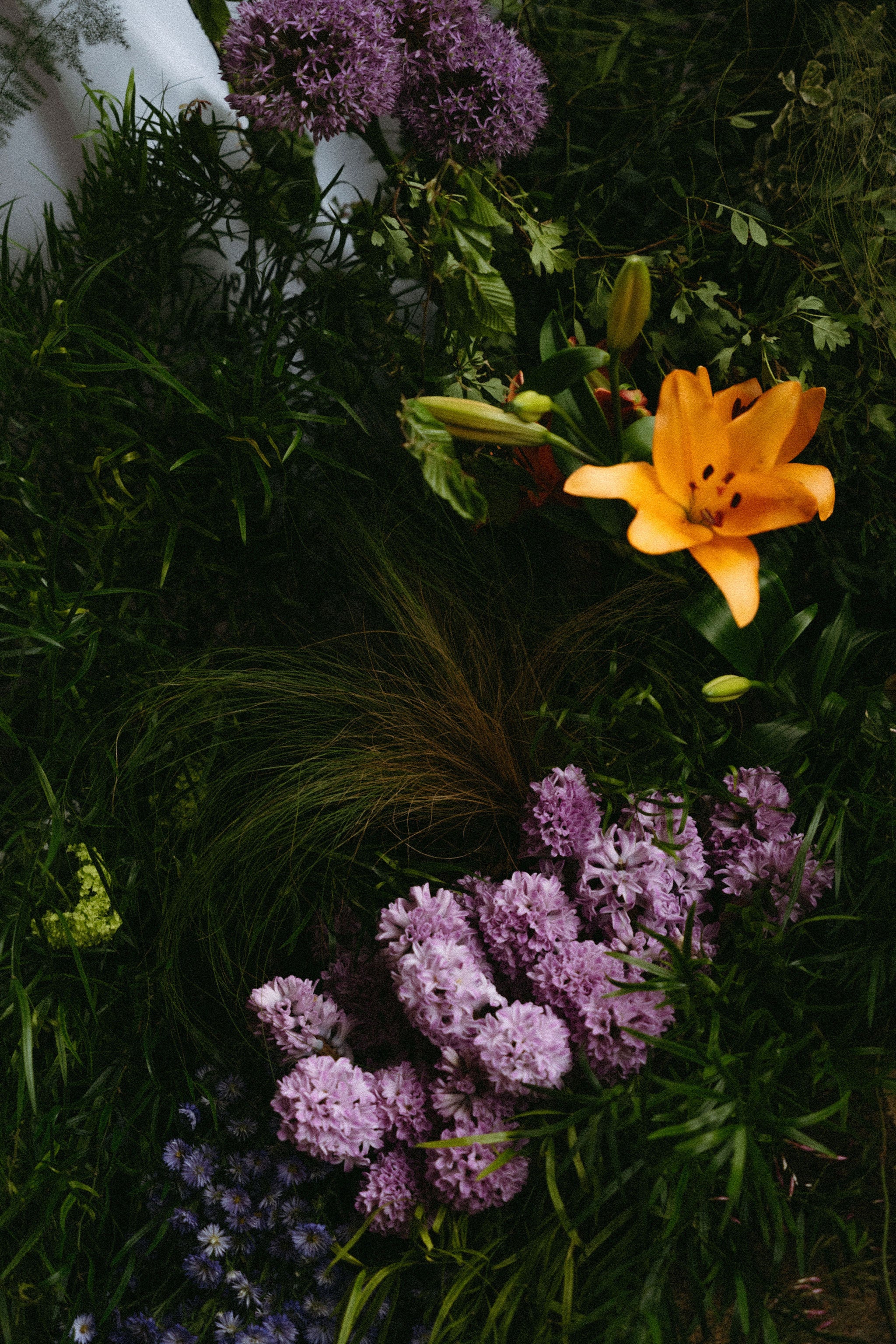 Photo de fleurs de l'arrangement floral , fleur orange, fleurs violettes, feuilles vertes, bouquet de mariage, fleurs mariage, arrangement floral mariage, fleurs élégantes, fleurs exotiques, inspiration mariage élégant 