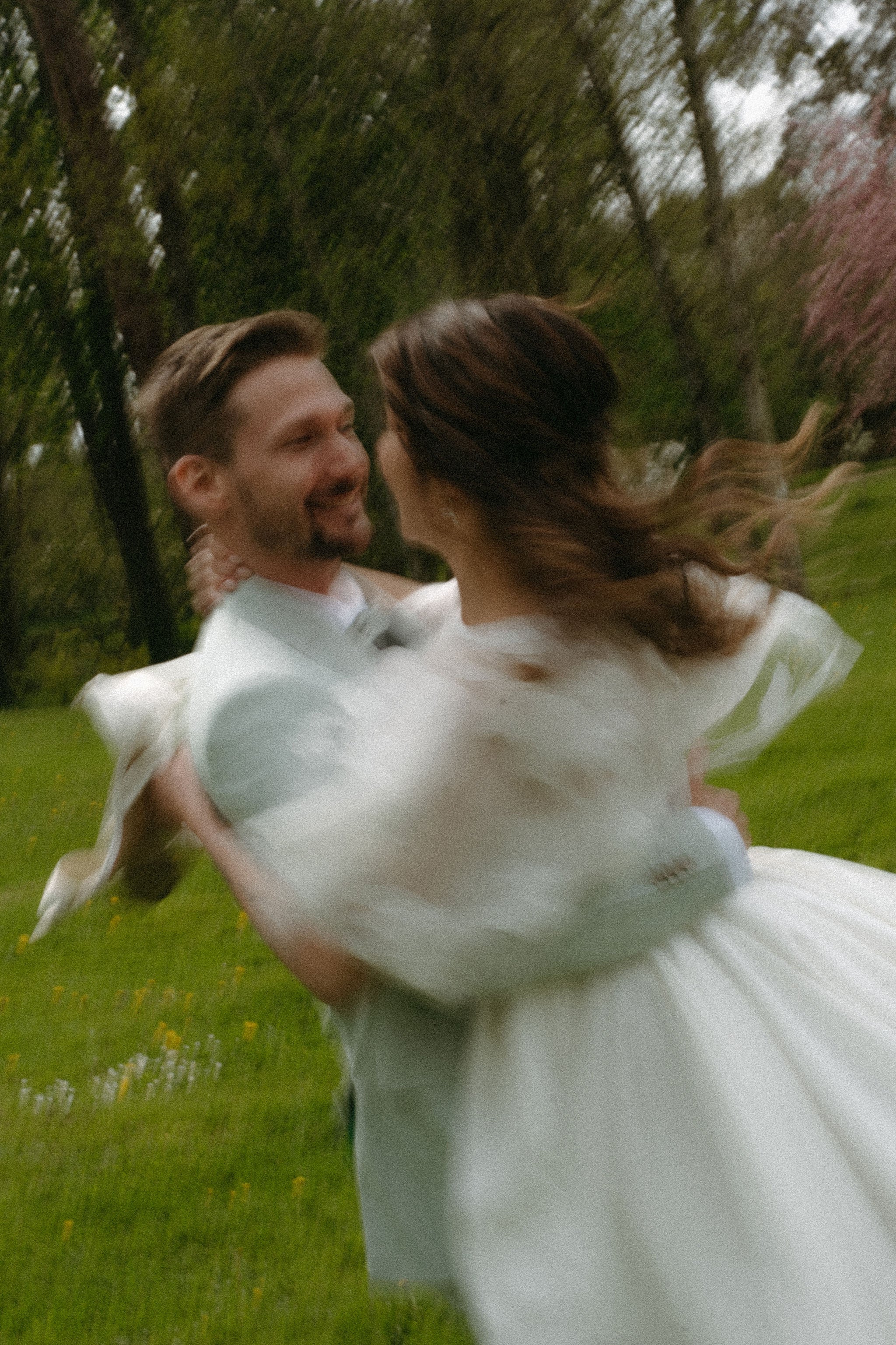 Photo romantique couple marié, photo de mariage, couple souriant, robe de mariée blanche élégante, jardin de château, mariage élégant en château, couple romantique