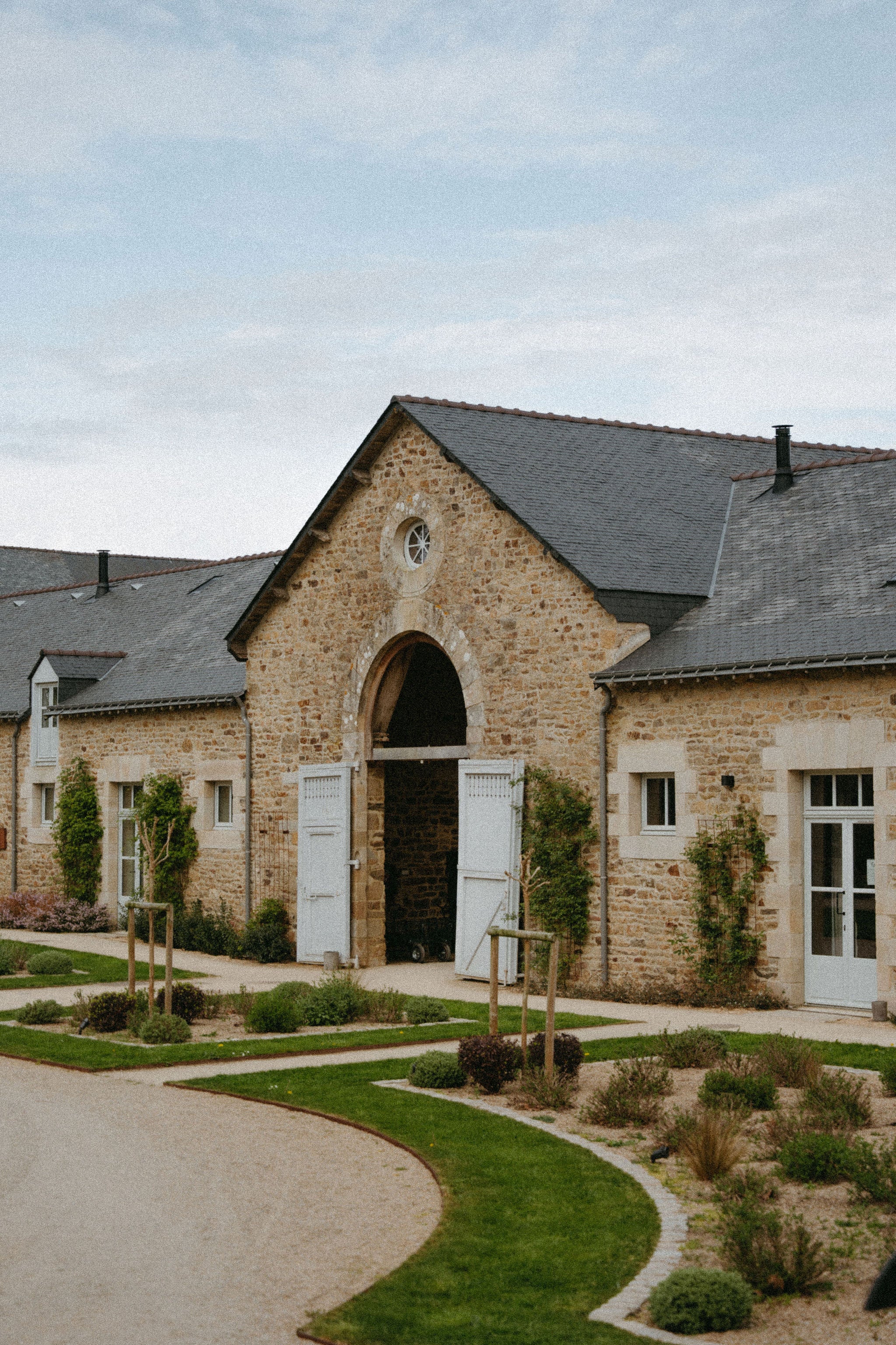 Château pour un mariage, domaine du Mezo, photo d'un château français avec de la verdure 