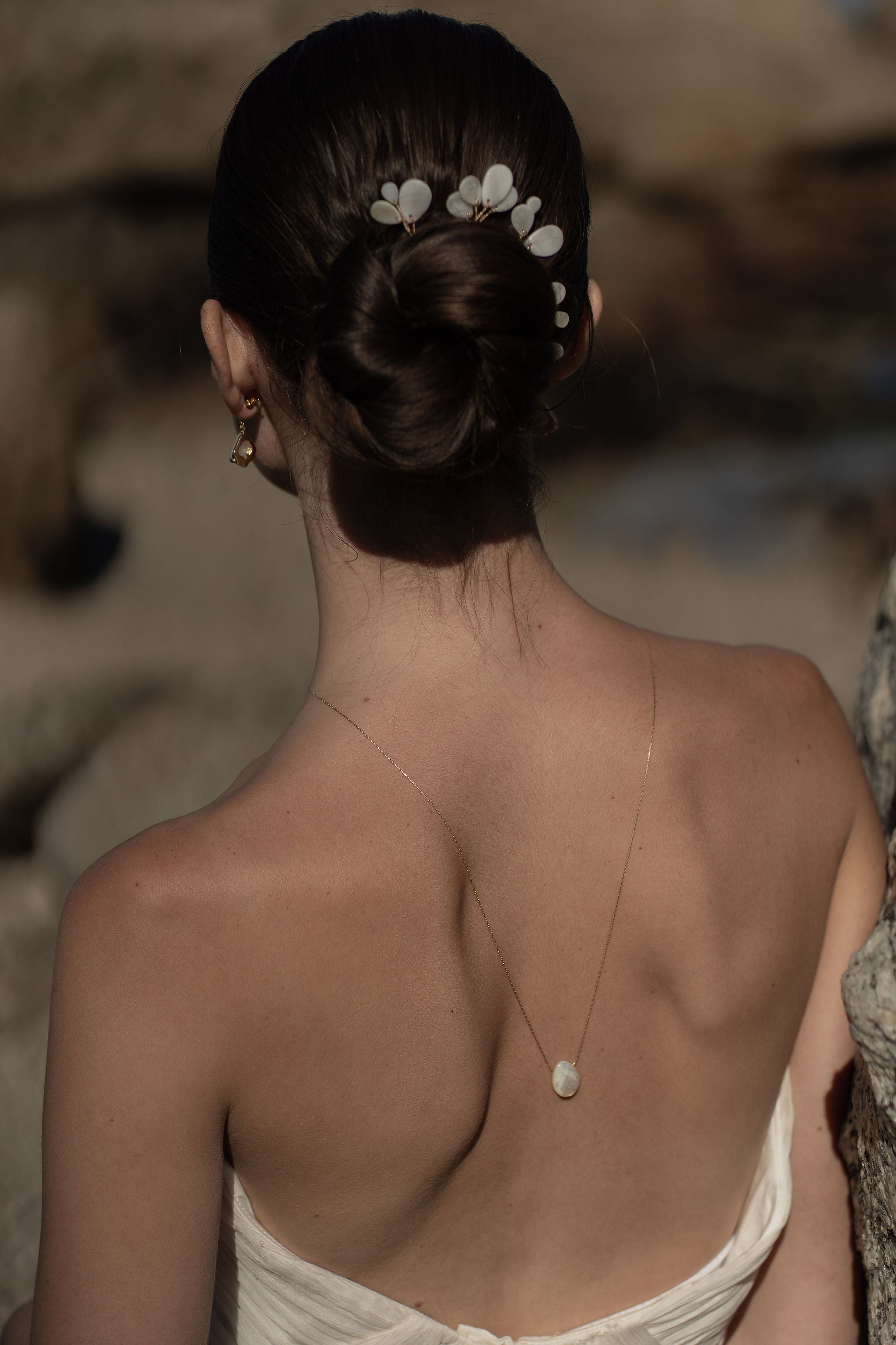 collier de dos mariage dos nu nacre et or