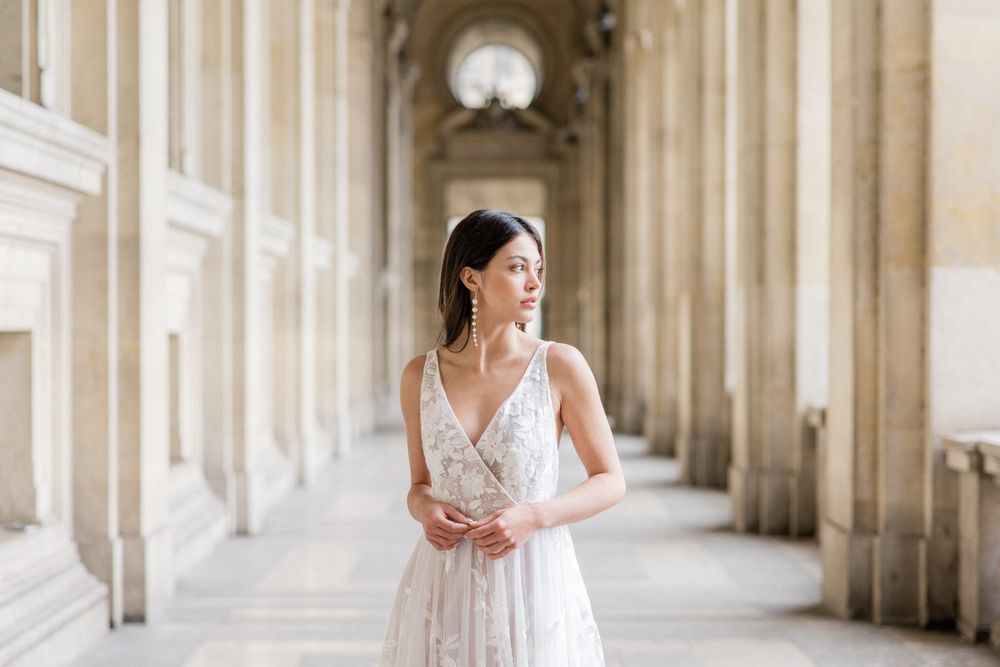 bijoux de mariage boucles d'oreilles hibiscus prise à Paris avec une mannequin en robe de mariée blanche à dentelle