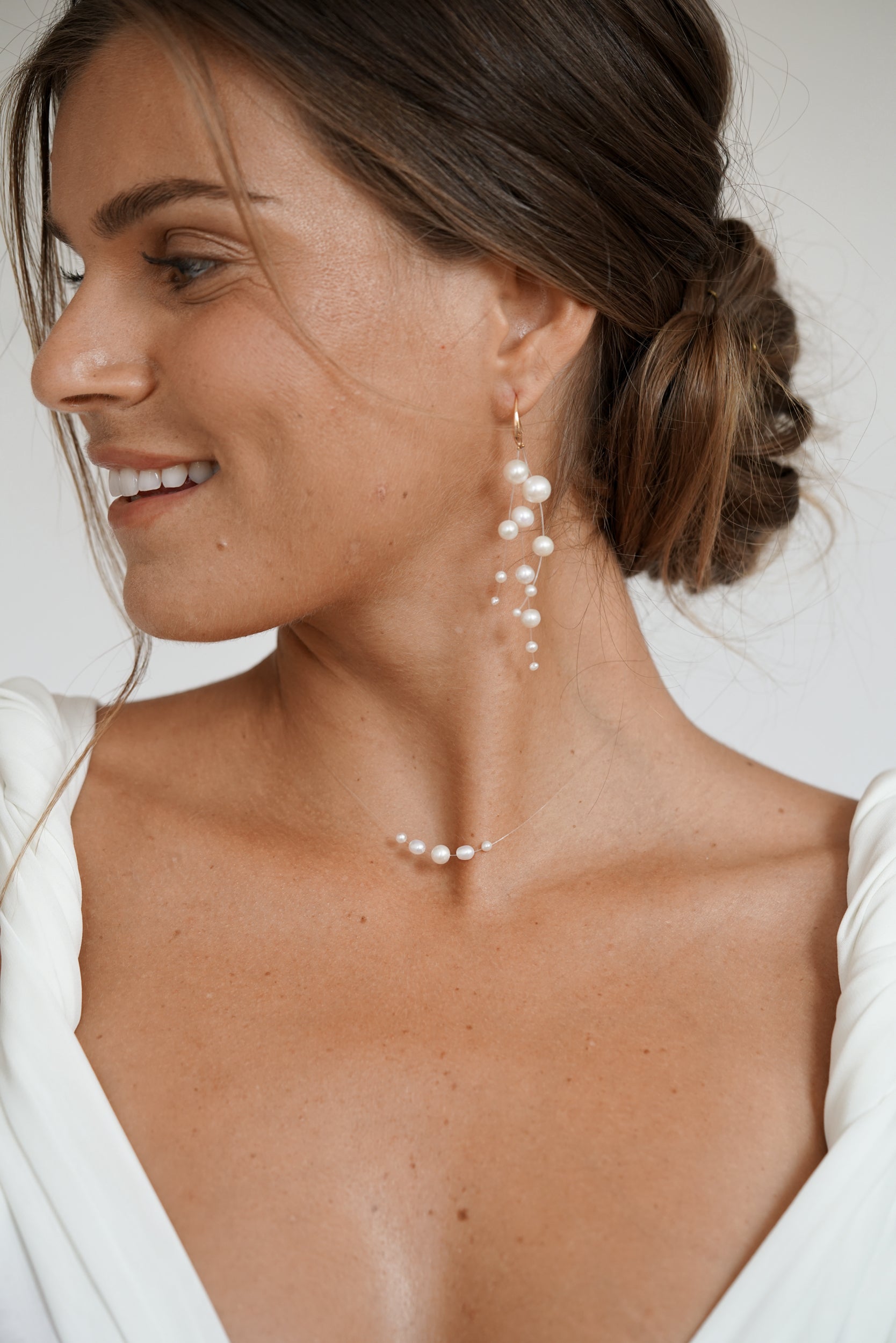 flotting backnecklace with pearls minimalist 