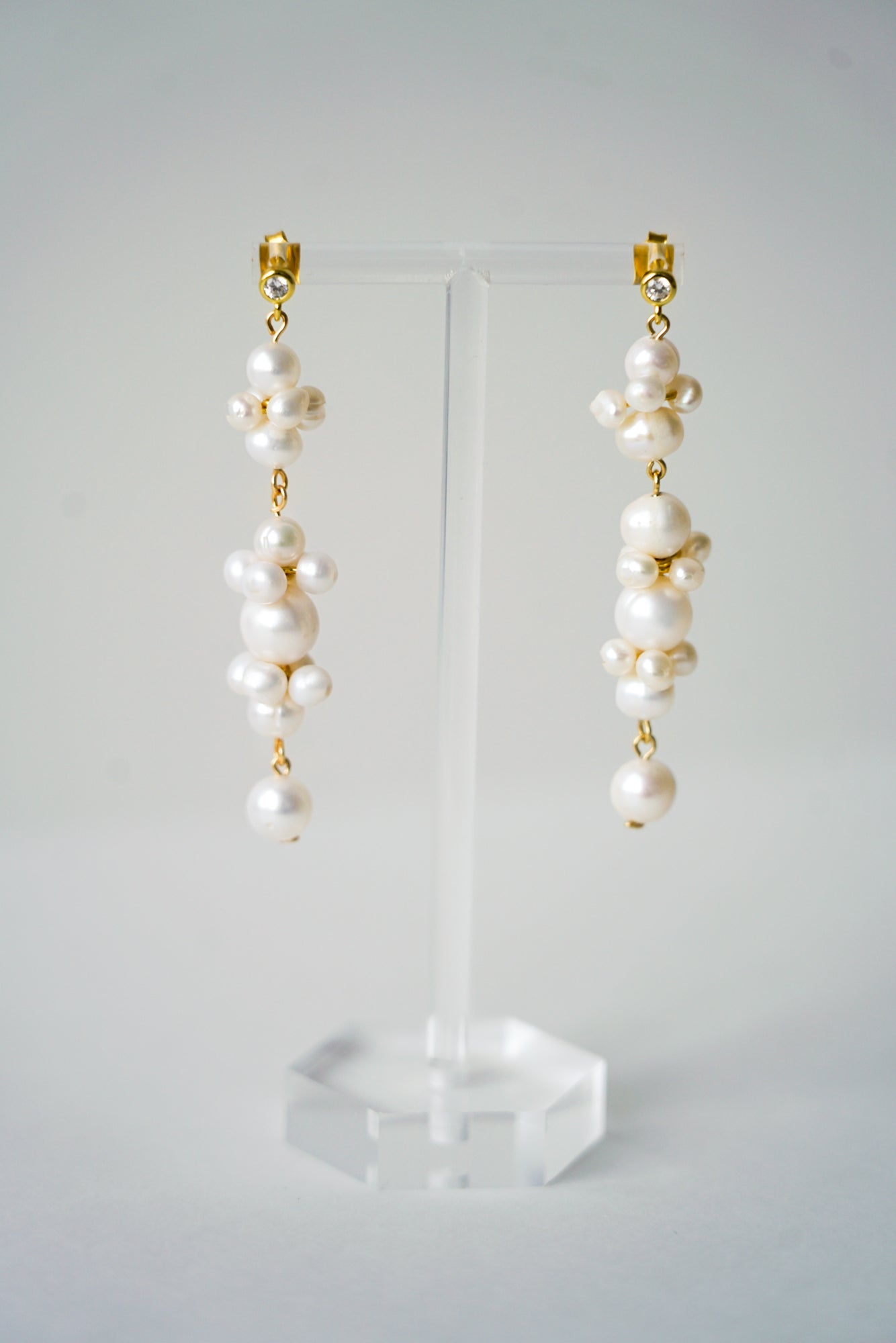 paire de boucles d'oreilles moderne pour mariée en perles naturelles prenant une forme unique 