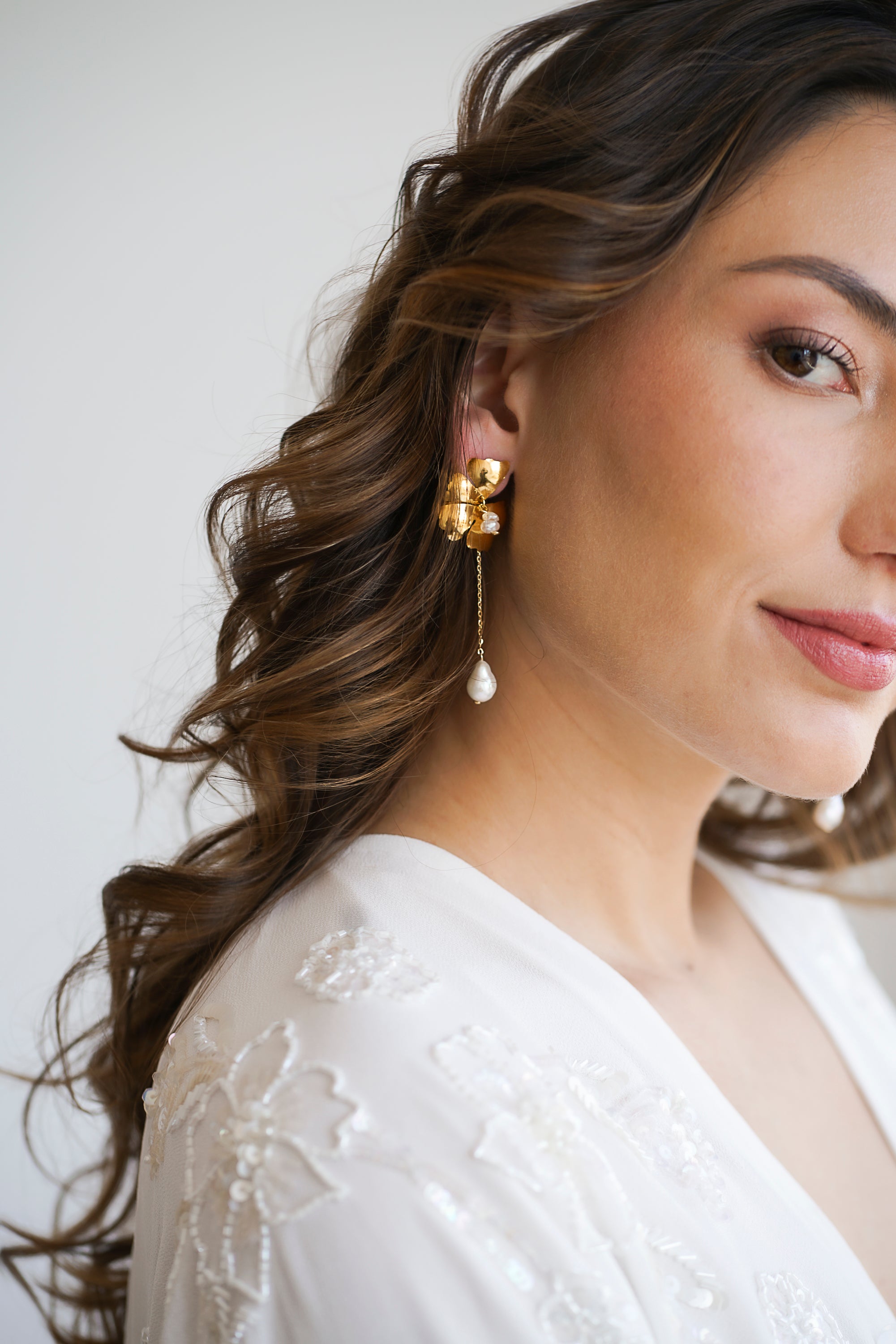 boucles d'oreilles pendantes avec une fleur en bronze plaqué or ornée de perles naturelles