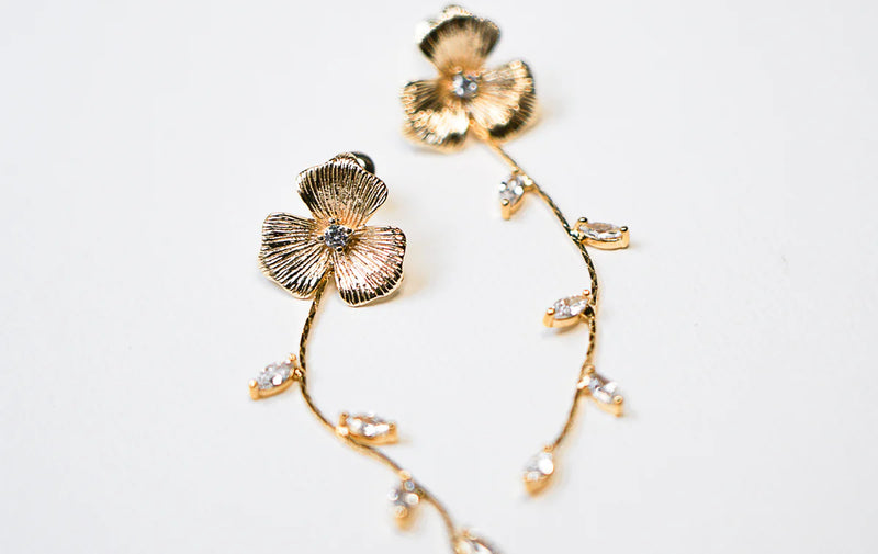 Boucles d'oreilles pendantes dorée à fleur et zircon