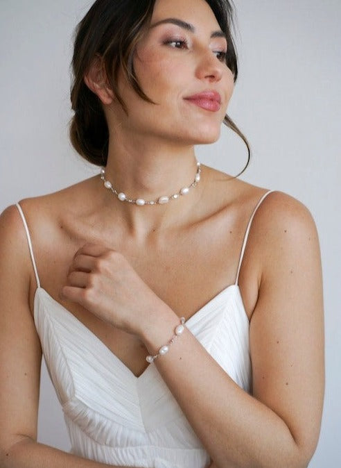 Femme portant en collier et un bracelet en perles naturelles et cristaux 