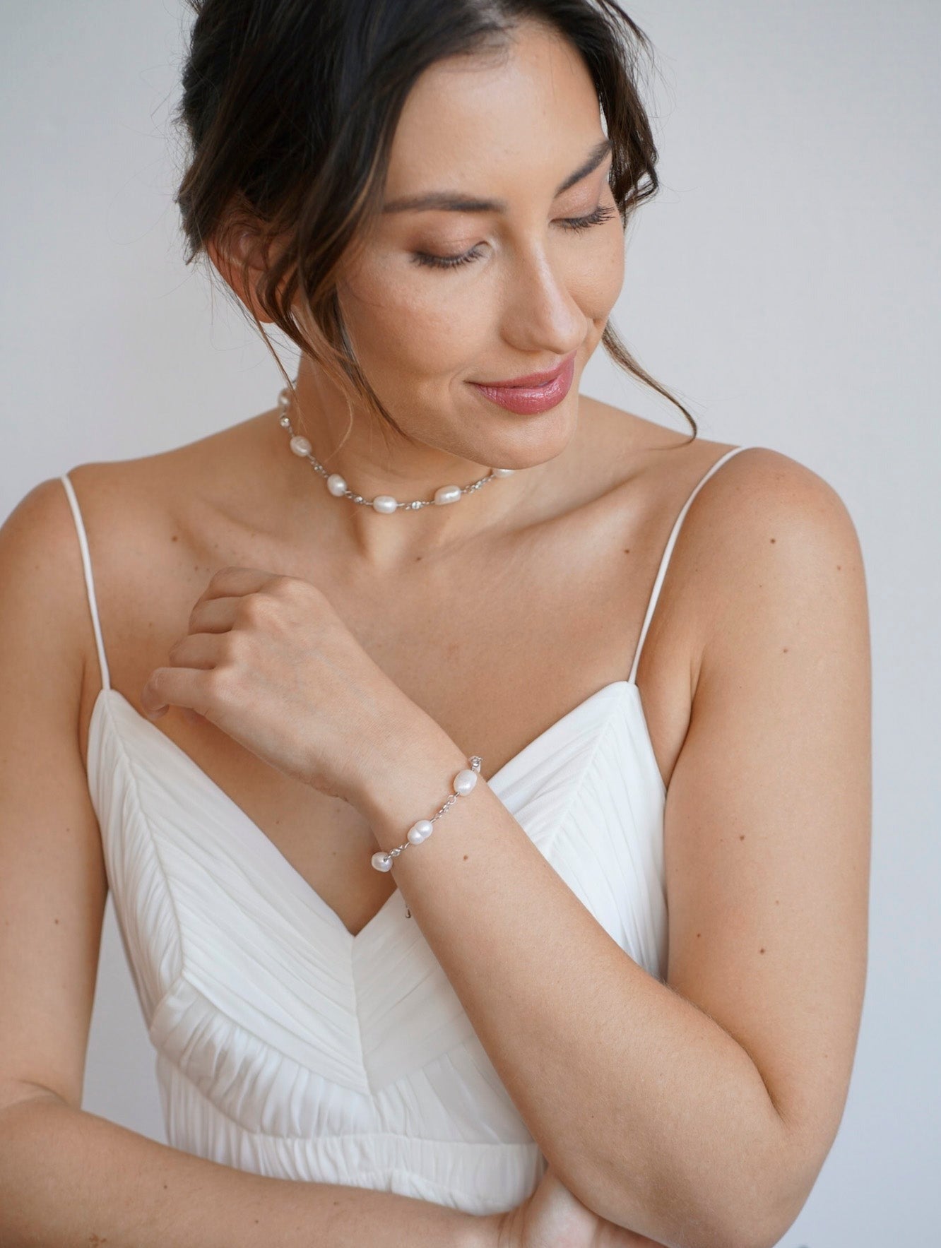 Femme portant un bracelet et un collier en perles et cristaux assortis