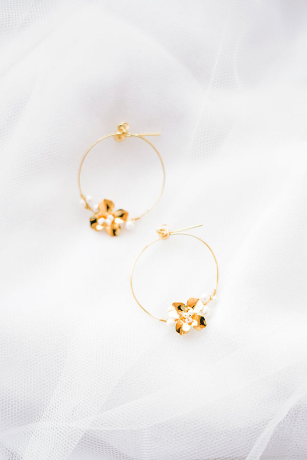 boucles d'oreilles mariage en forme de cercle dorée avec des perles rocailles et une fleur en or