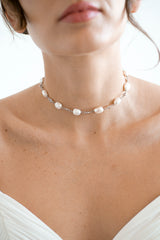 Mariée portant un collier mariage argent avec des perles naturelles de culture