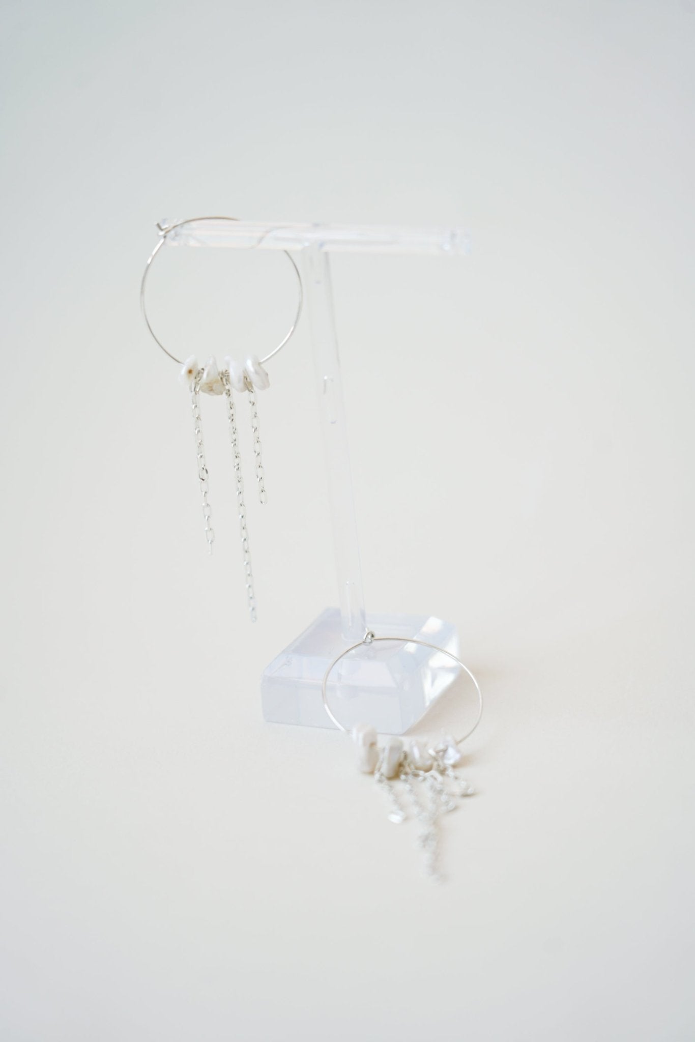 Colibri Rubi - Créoles légères pendantes perles d'eau douce - Boucles d'oreilles longues - Atelier Lilac