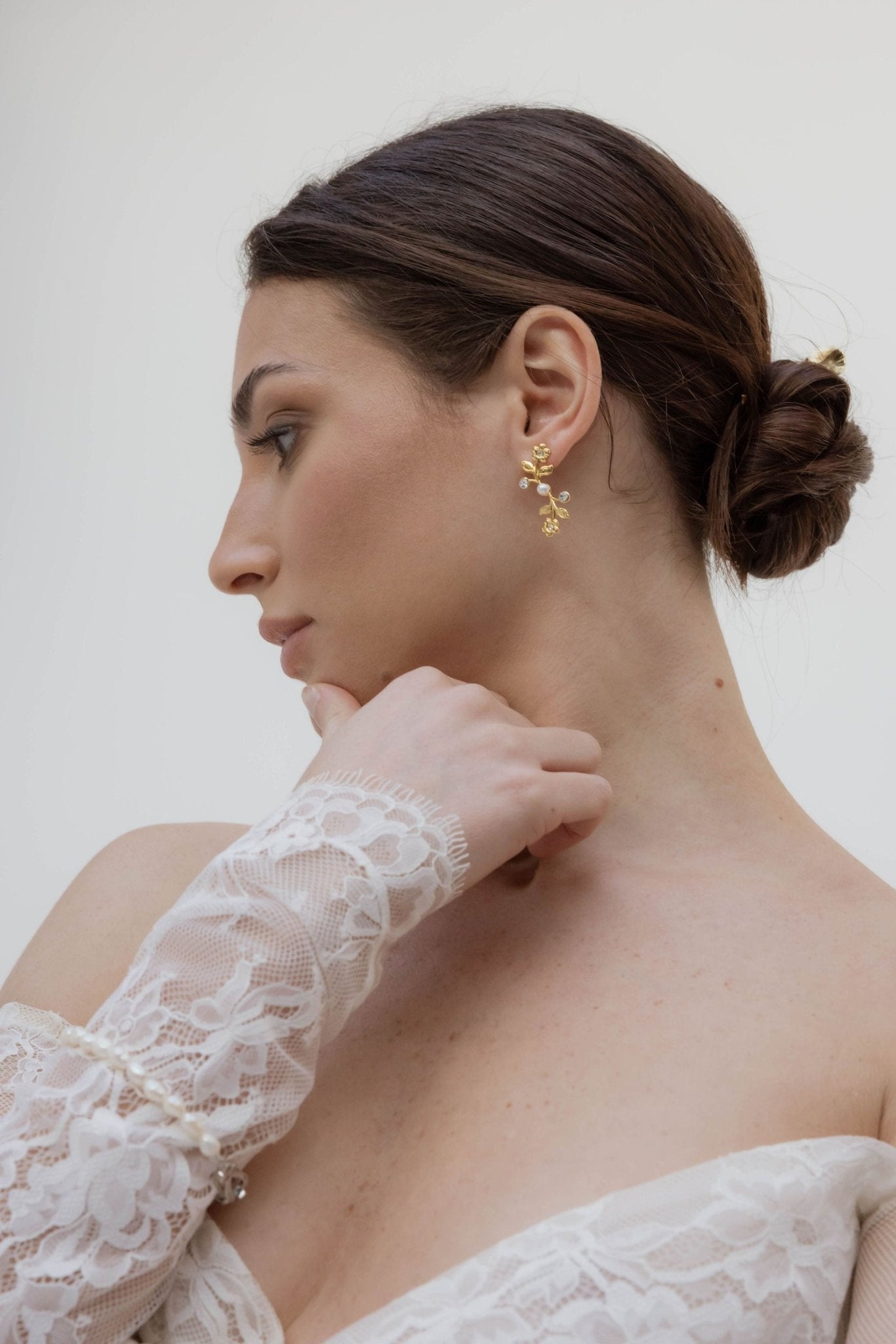 Donatella Moyenne - Boucles d'oreilles mi - longues pendantes florales de mariage - Boucles d'oreilles longues - Atelier Lilac