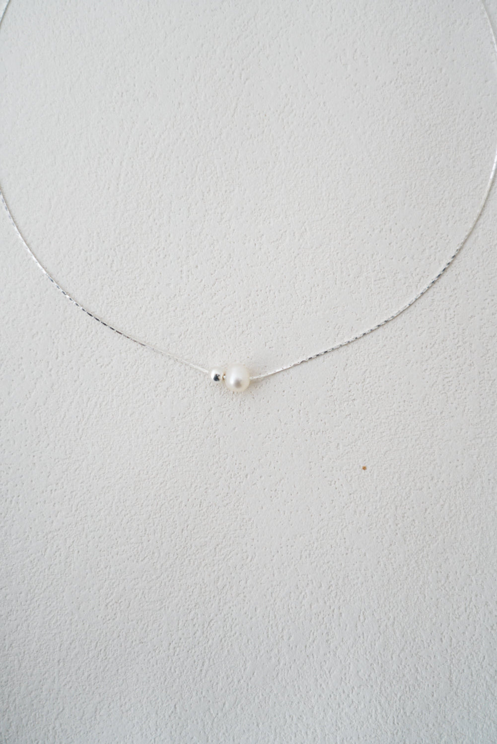 Collier perle et bille argentée solitaires