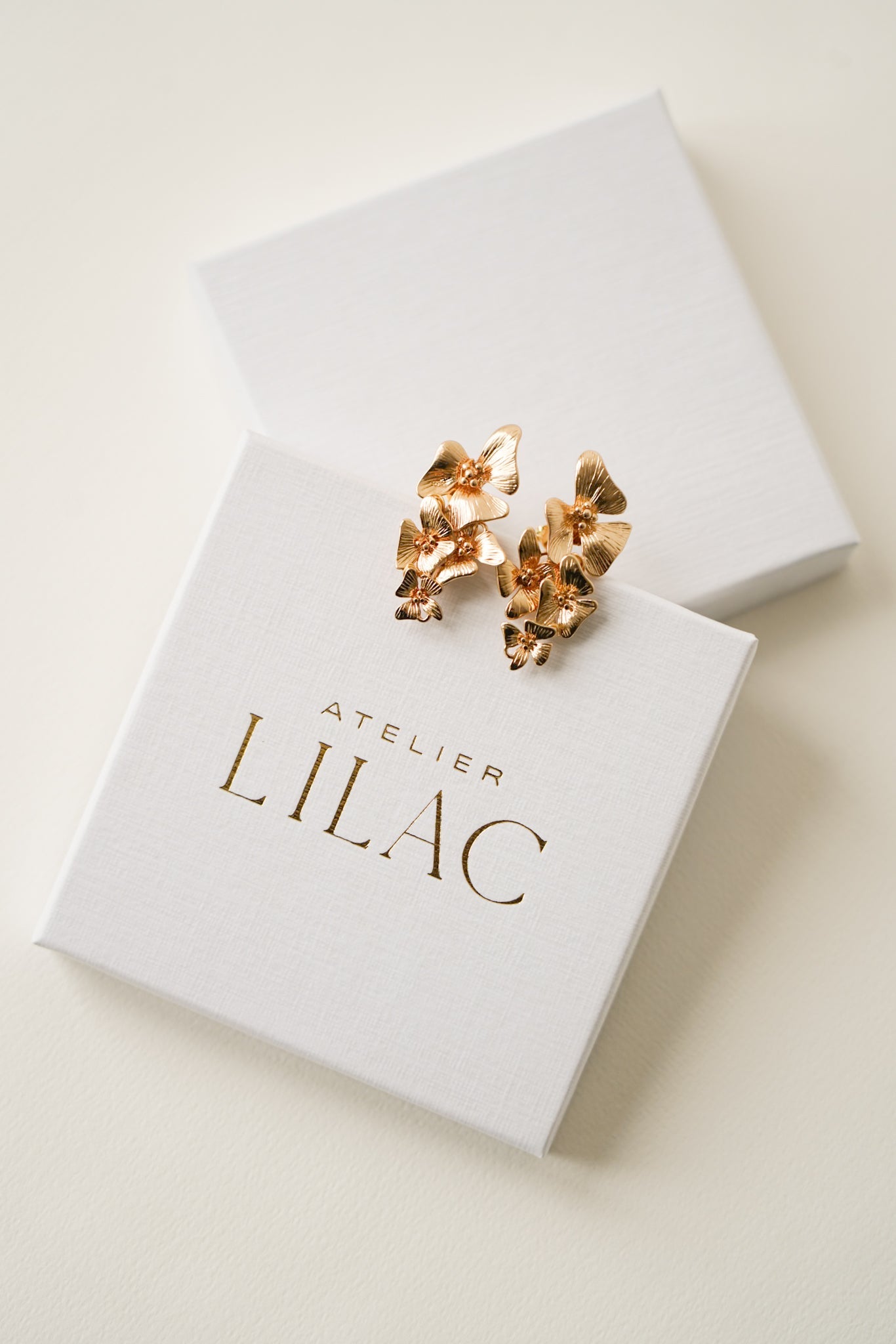 Fleur - Boucles d'oreilles romantique minimaliste - Boucles d'oreilles courtes - Atelier Lilac