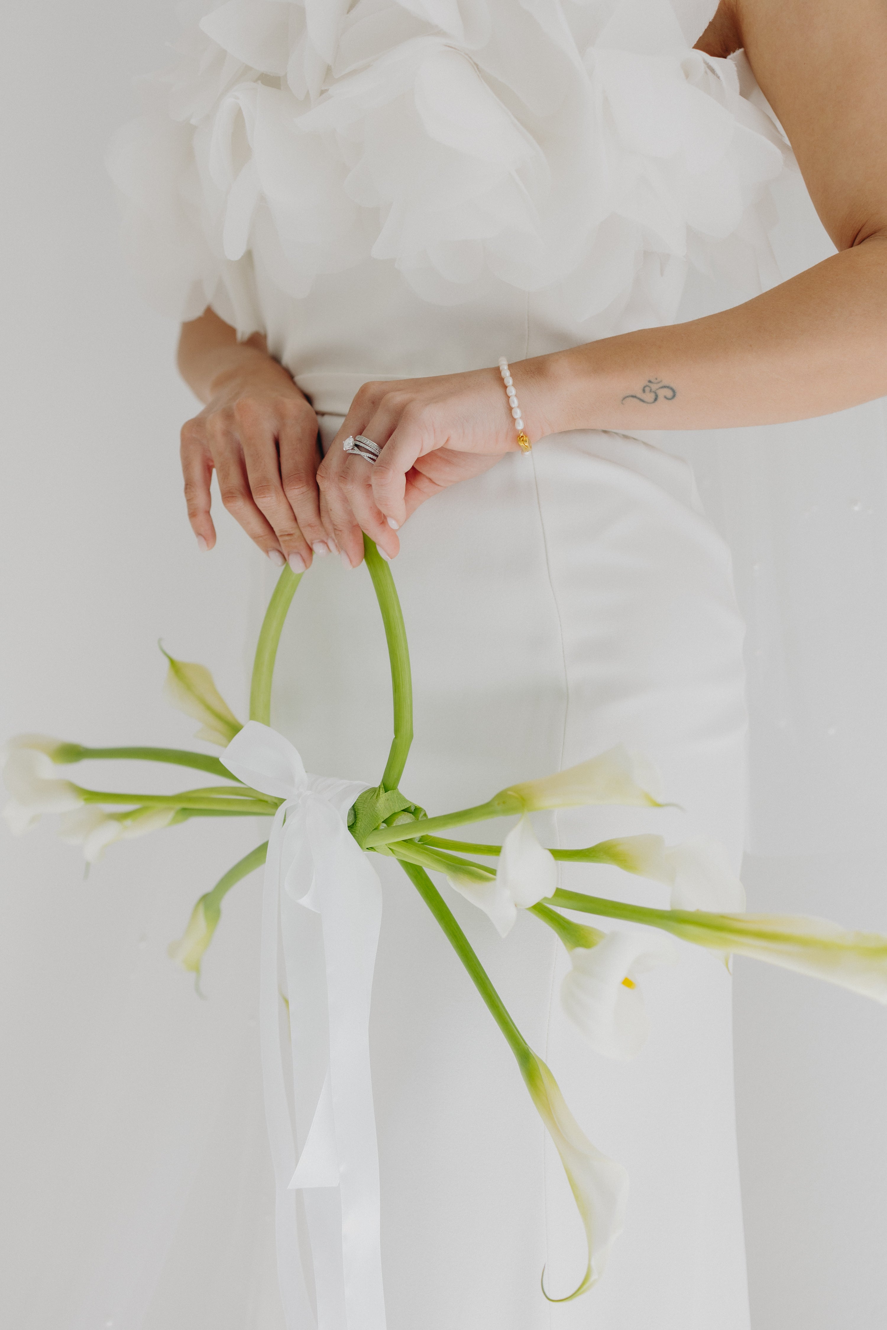 Le bracelet phénix, subtil et élégant tout en restant moderne est l'accessoire parfait pour ce mariage naturel au thème matcha et olive. bijoux de mariée et accessoires de mariage raffinés