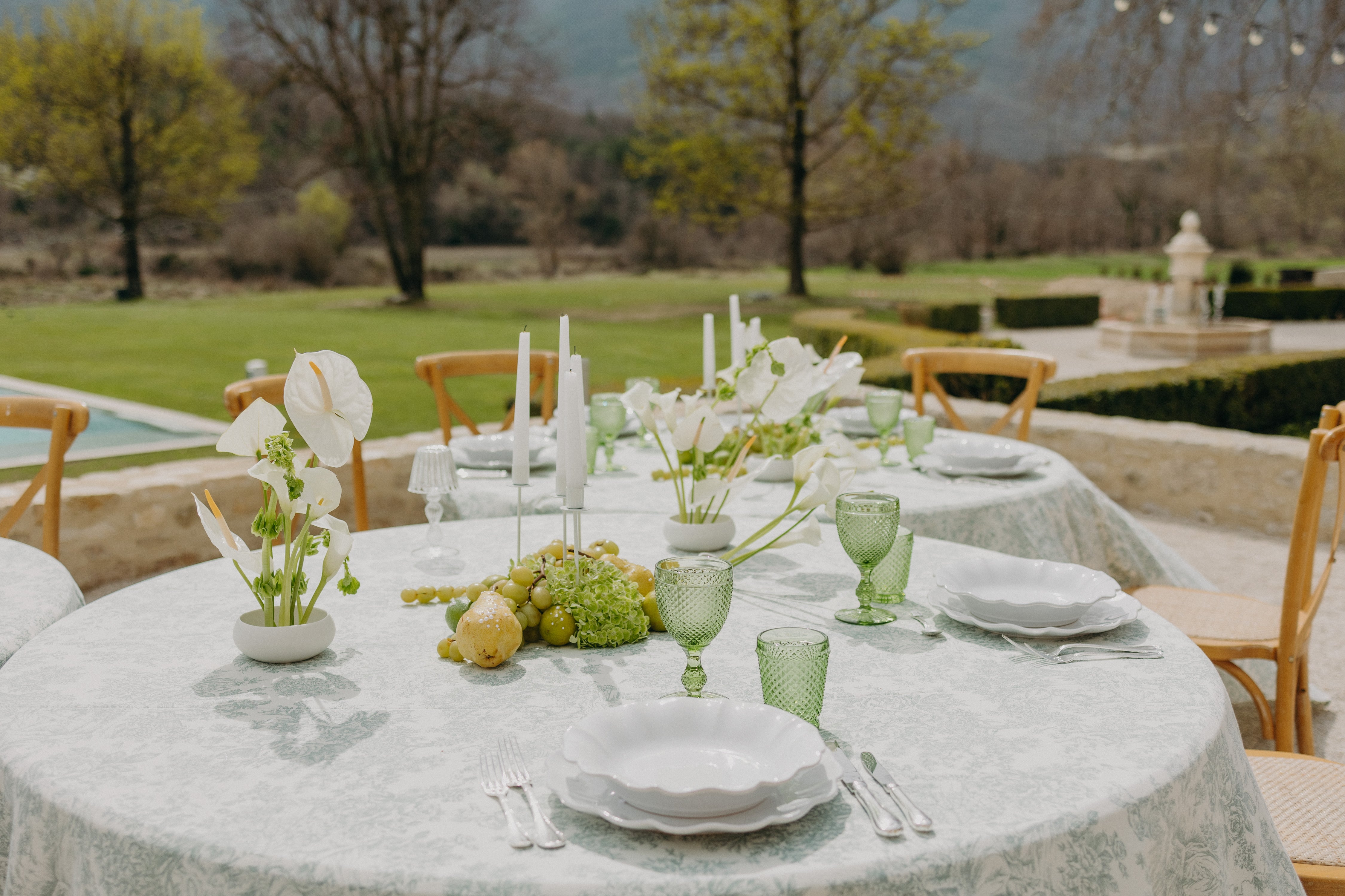 Table de mariage au décor naturel, centres de table en lin, accents matcha et olive, fleurs naturelles et disposition en plein air pour une inspiration mariage naturel et moderne sur le thème matcha et olive. 