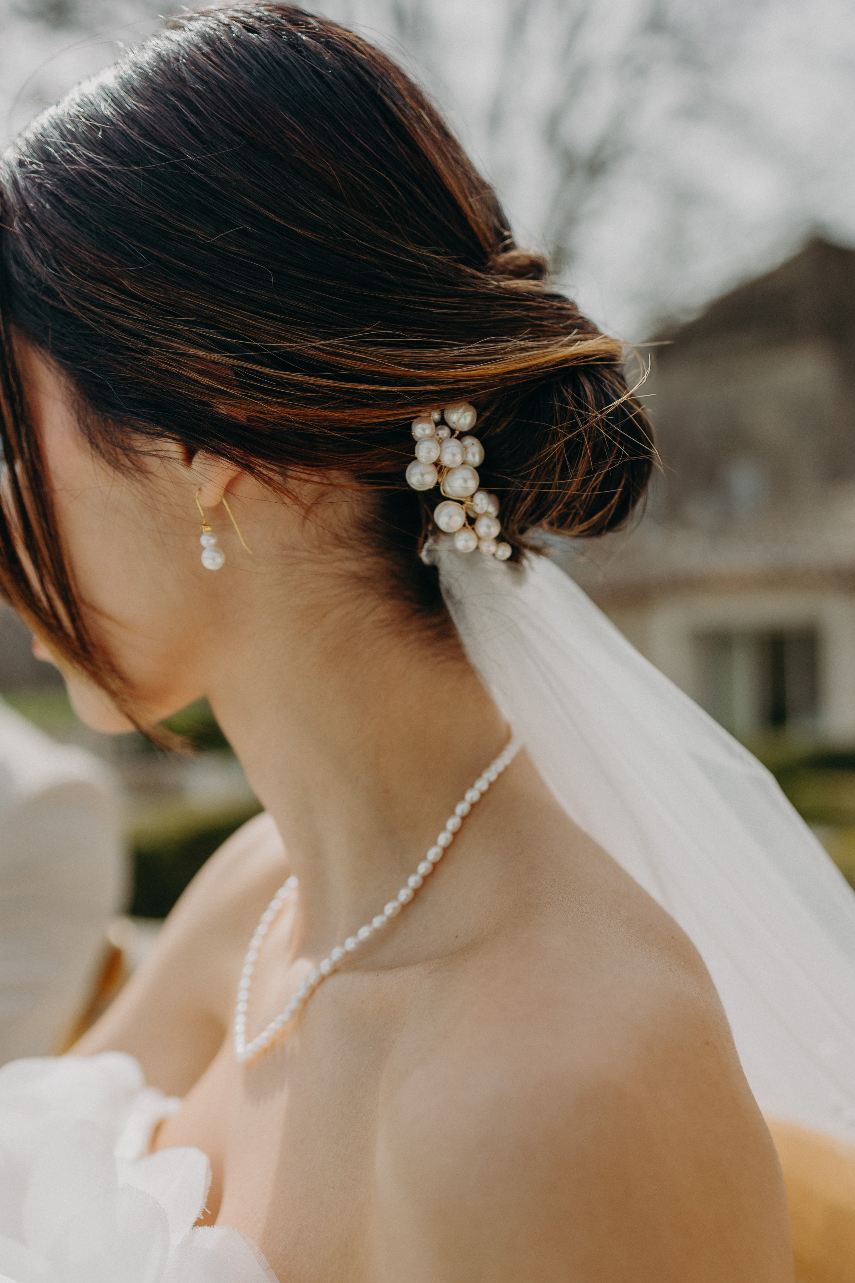 Peigne nuage de chez Atelier Lilac, bijoux et accessoires de mariée élégants et raffinés, accessoire de mariée pour une mise en beauté naturelle sur le thème matcha et olive. Accessoire de cheveux subtil.