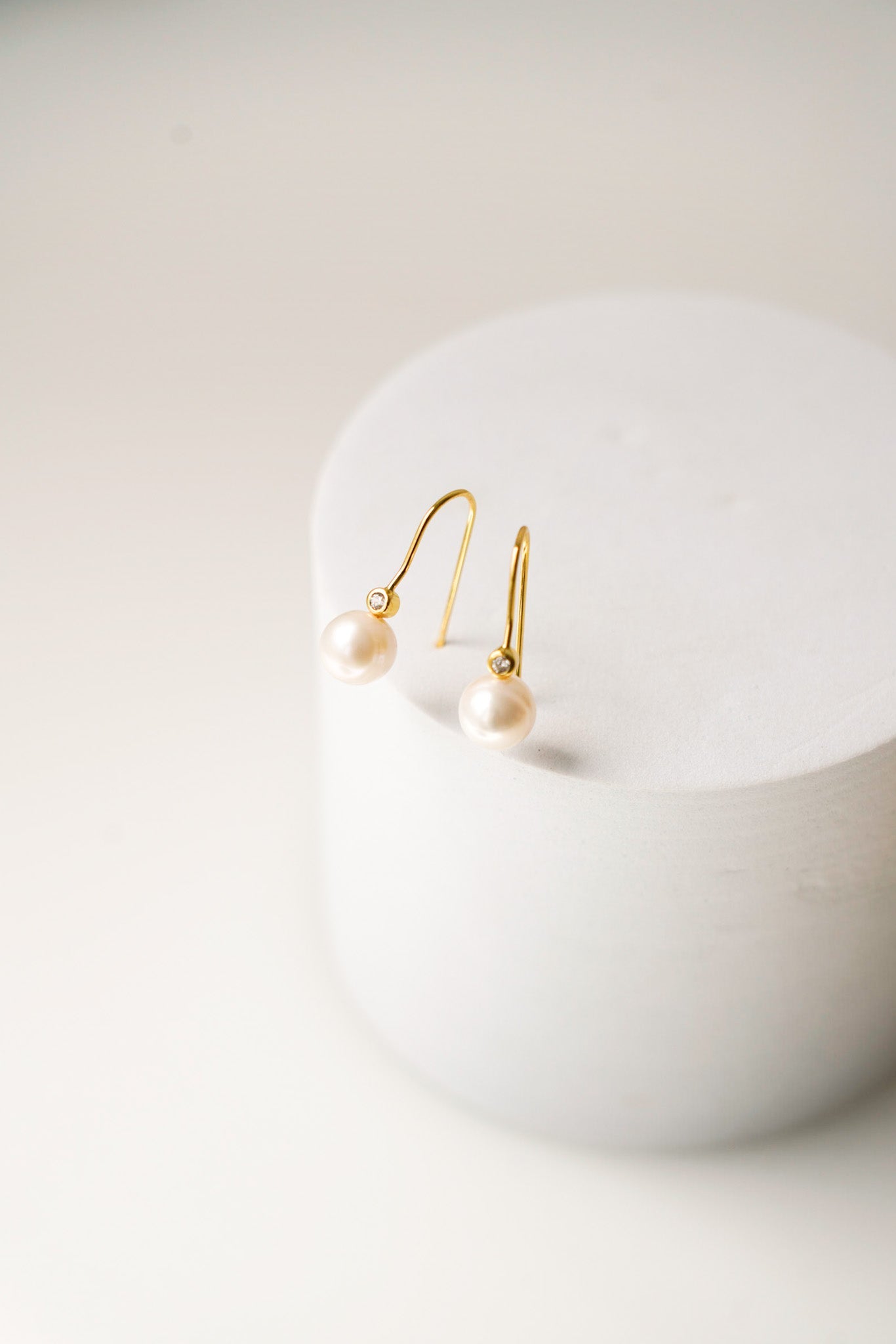 Modena - Boucles d’oreilles perle naturelle sur base argent plaqué or - Boucles d'oreilles courtes - Atelier Lilac