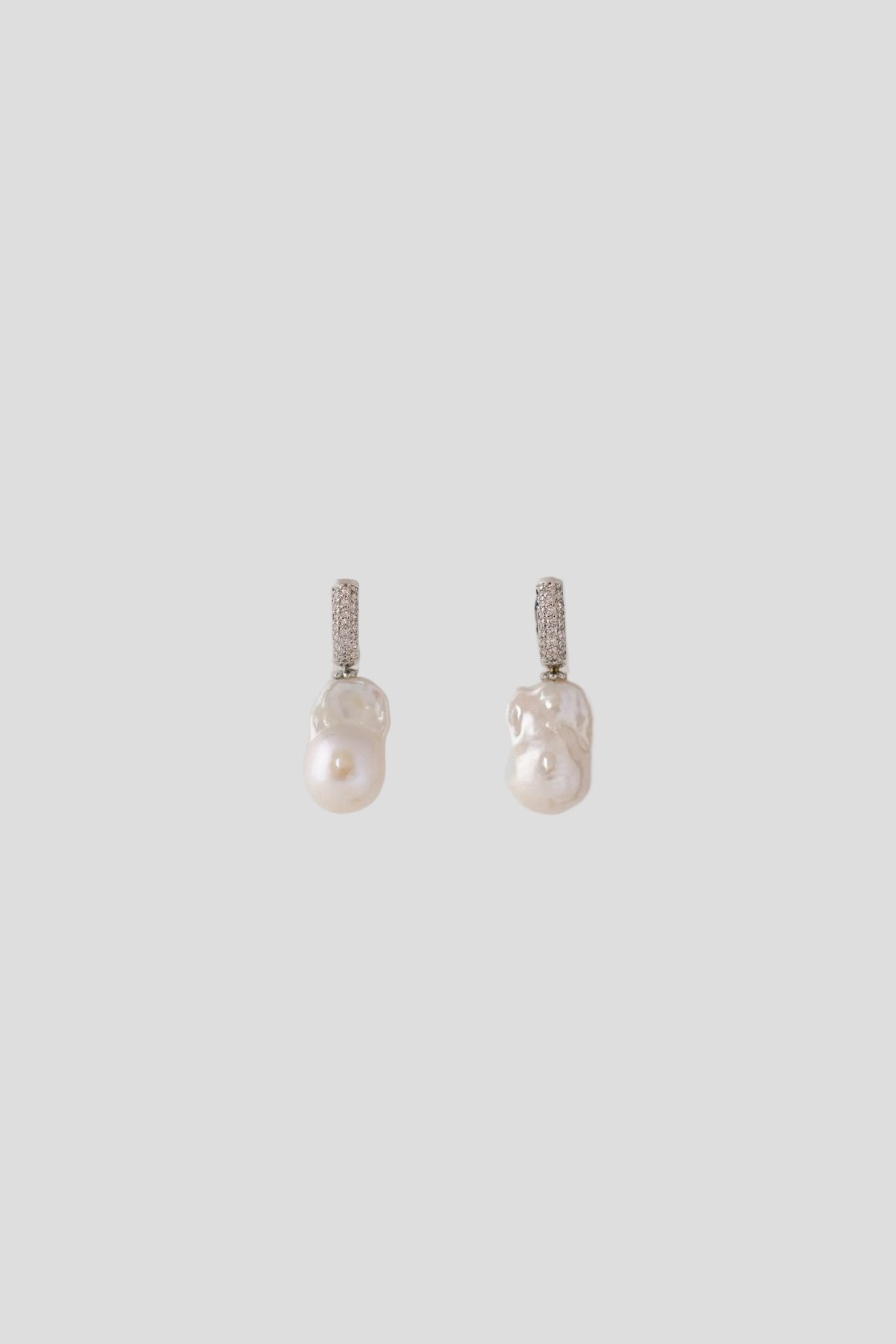 Nomsa – Boucles d'oreilles élégantes créoles et perles baroques - Boucles d'oreilles courtes - Atelier Lilac