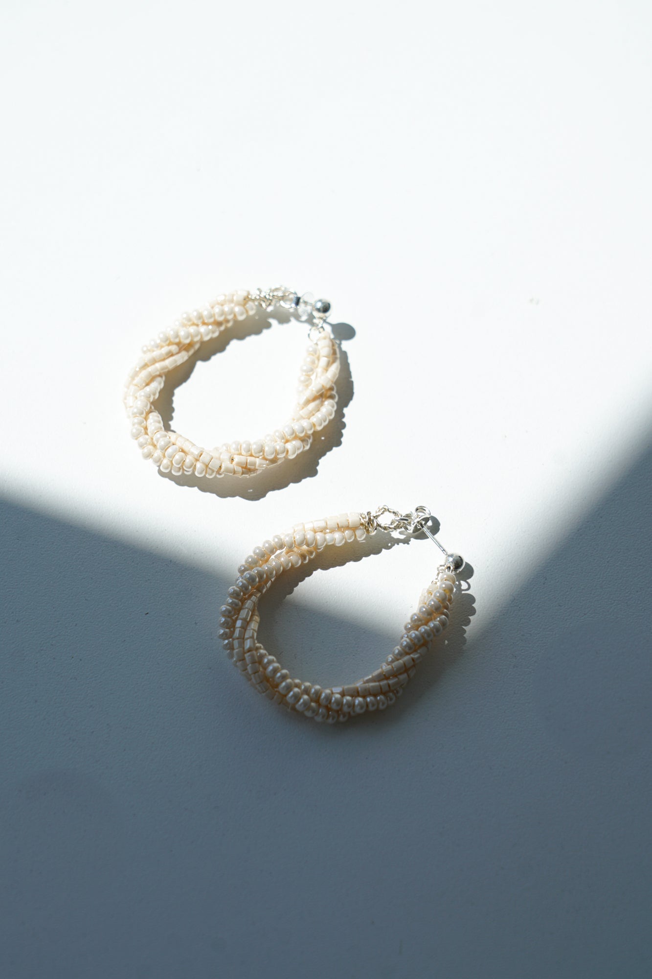 Petit Etourneau - Créoles de mariée en perles - Boucles d'oreilles courtes - Atelier Lilac