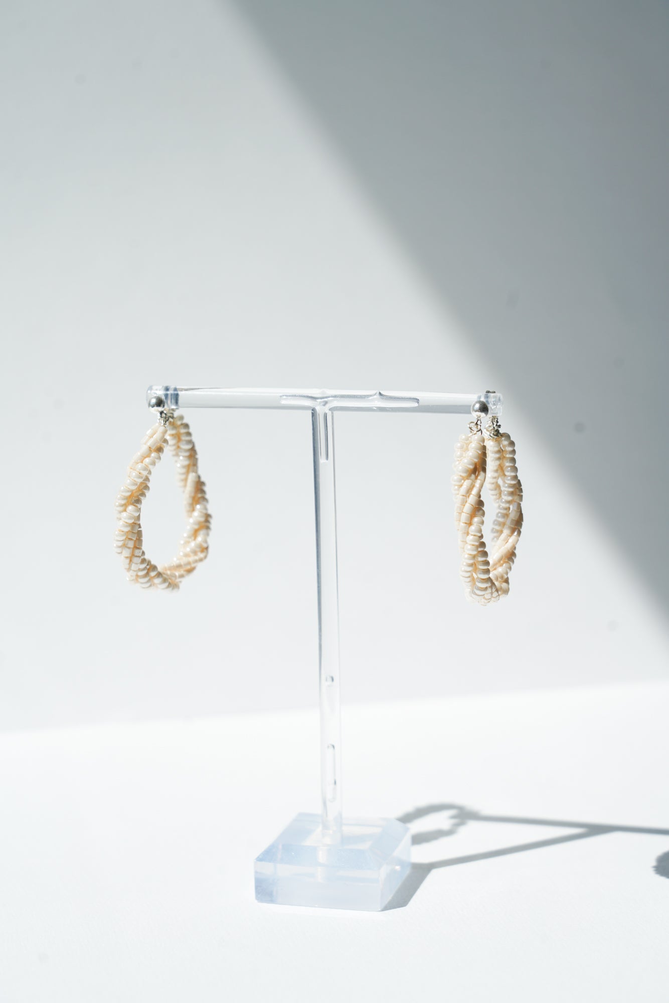 Petit Etourneau - Créoles de mariée en perles - Boucles d'oreilles courtes - Atelier Lilac