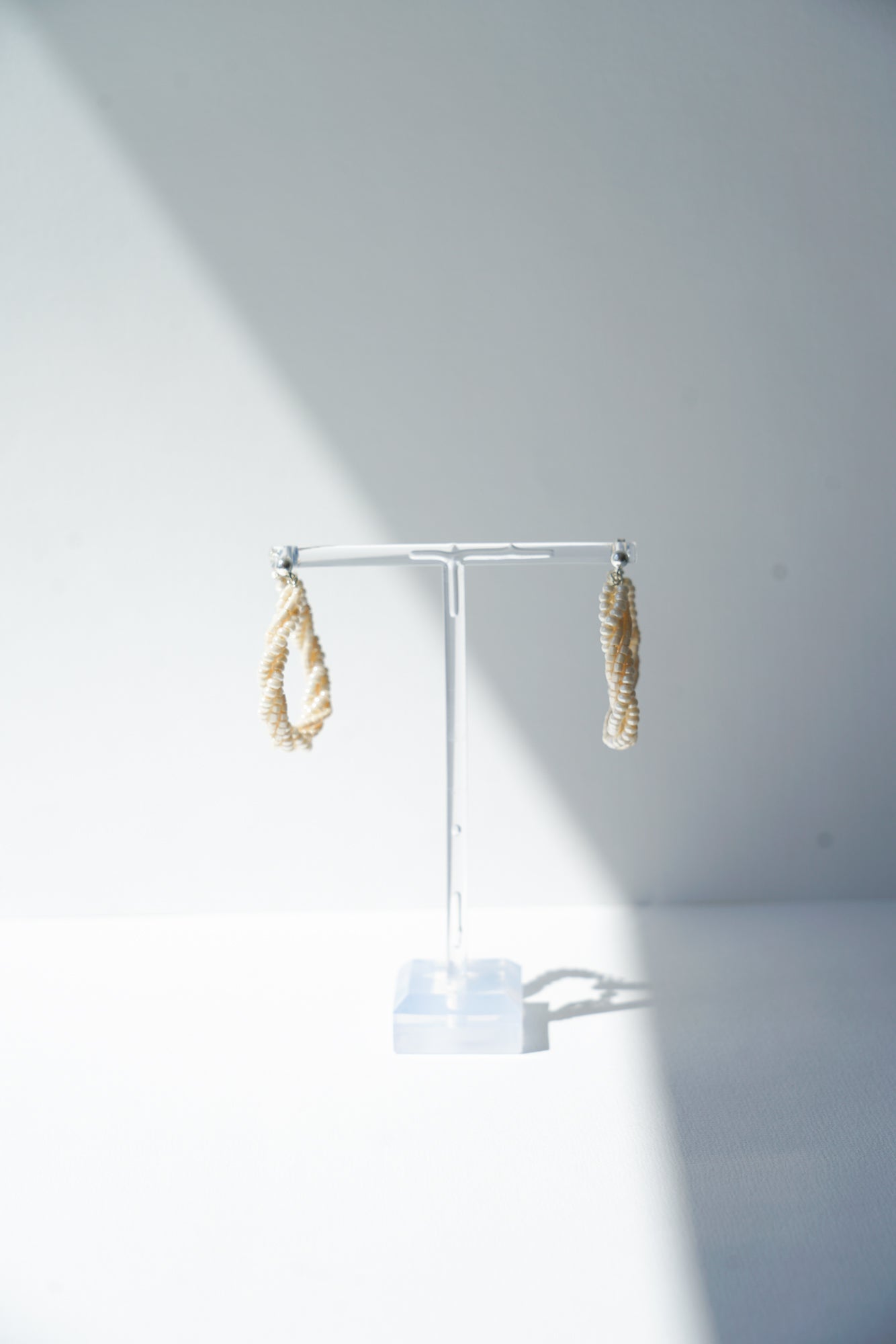 Petit Etourneau - Créoles de mariée en perles - Boucles d'oreilles courtes - Atelier Lilac