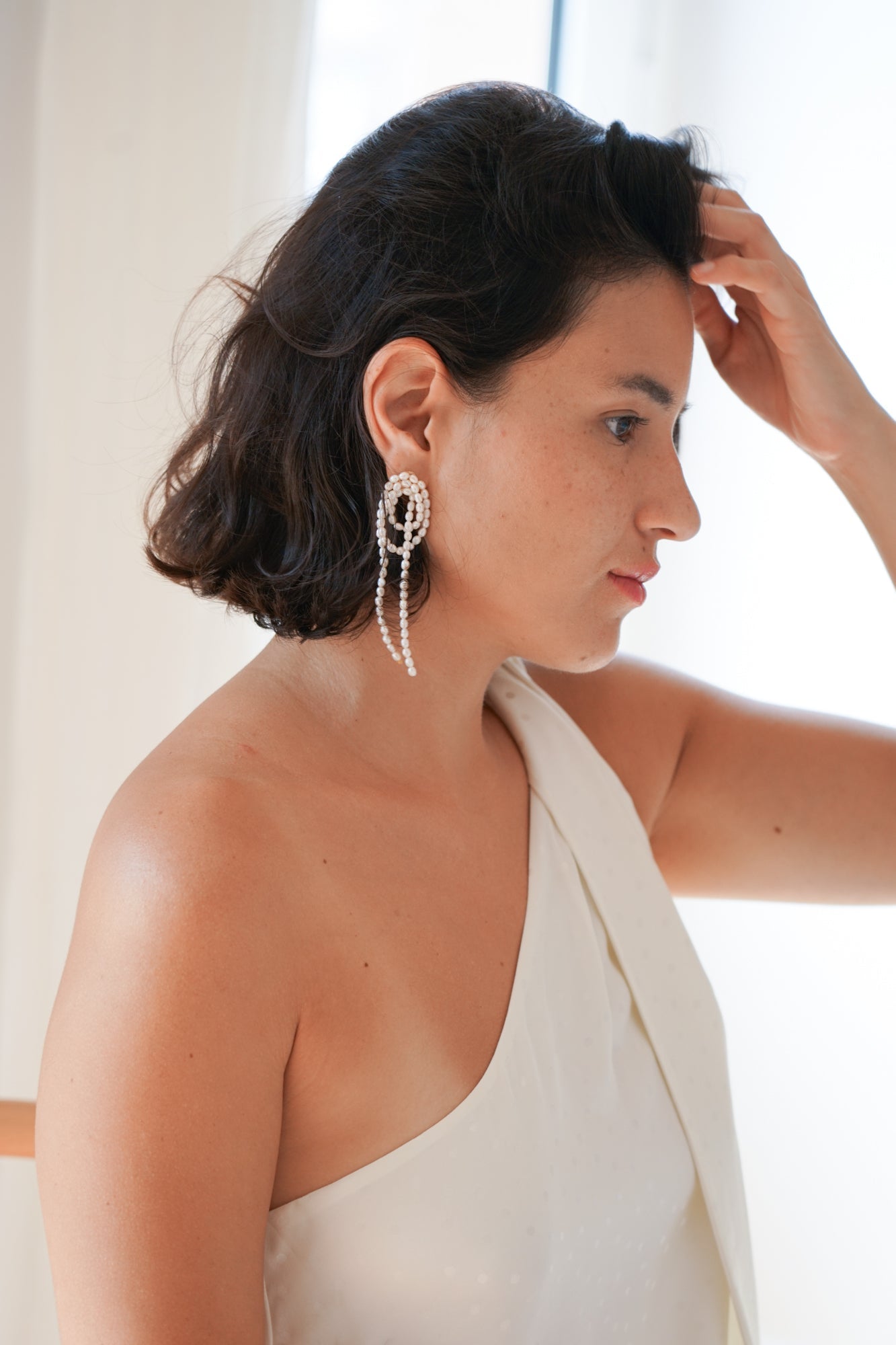 Poly - Boucles d'oreilles moderne noeud de perles naturelles - Boucles d'oreilles longues - Atelier Lilac