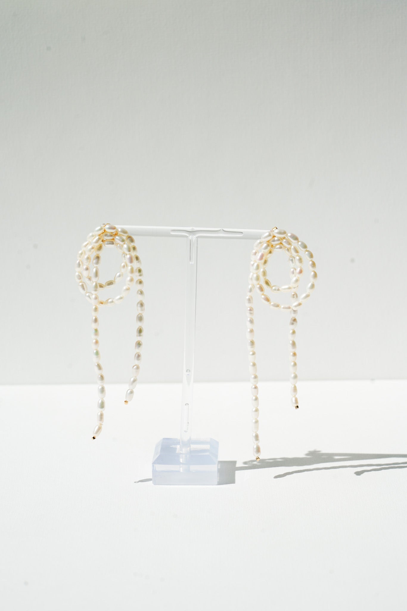 Poly - Boucles d'oreilles moderne noeud de perles naturelles - Boucles d'oreilles longues - Atelier Lilac