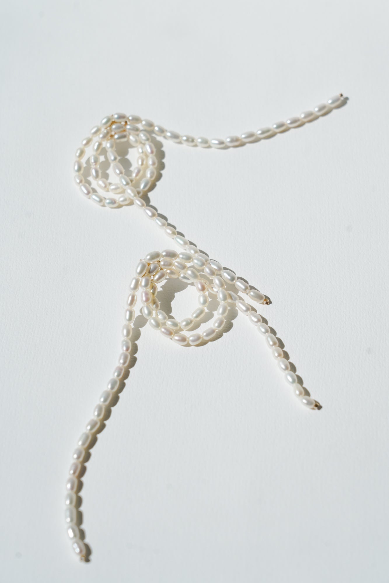 Poly - Boucles d'oreilles moderne noeud de perles naturelles - Boucles d'oreilles longues - Atelier Lilac