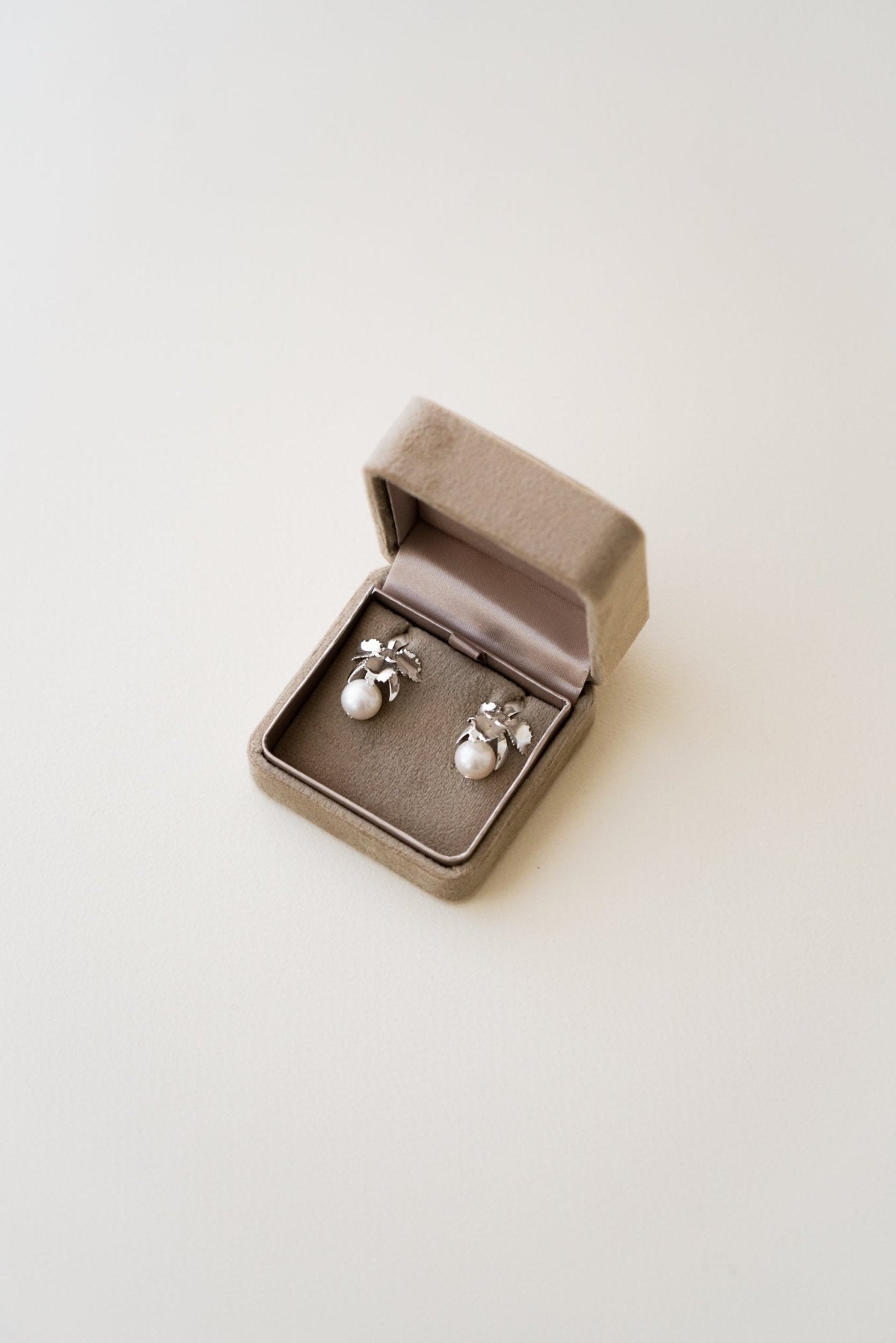 Promesa - Boucles d'oreilles Orchidée et perle naturelle - Boucles d'oreilles courtes - Atelier Lilac