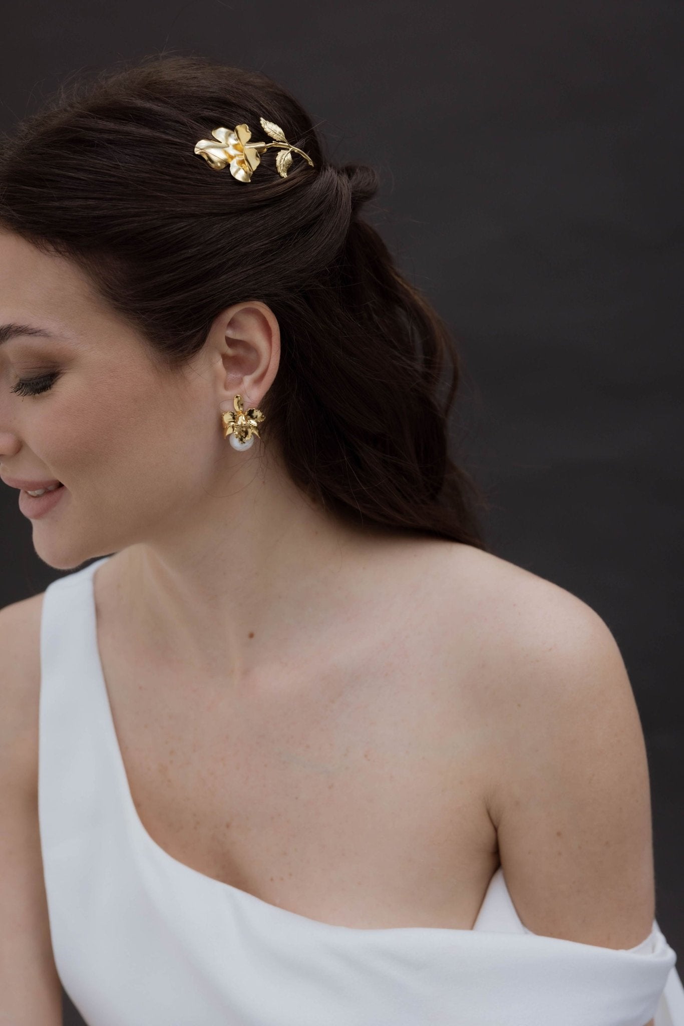 Promesa - Boucles d'oreilles Orchidée et perle naturelle - Boucles d'oreilles courtes - Atelier Lilac