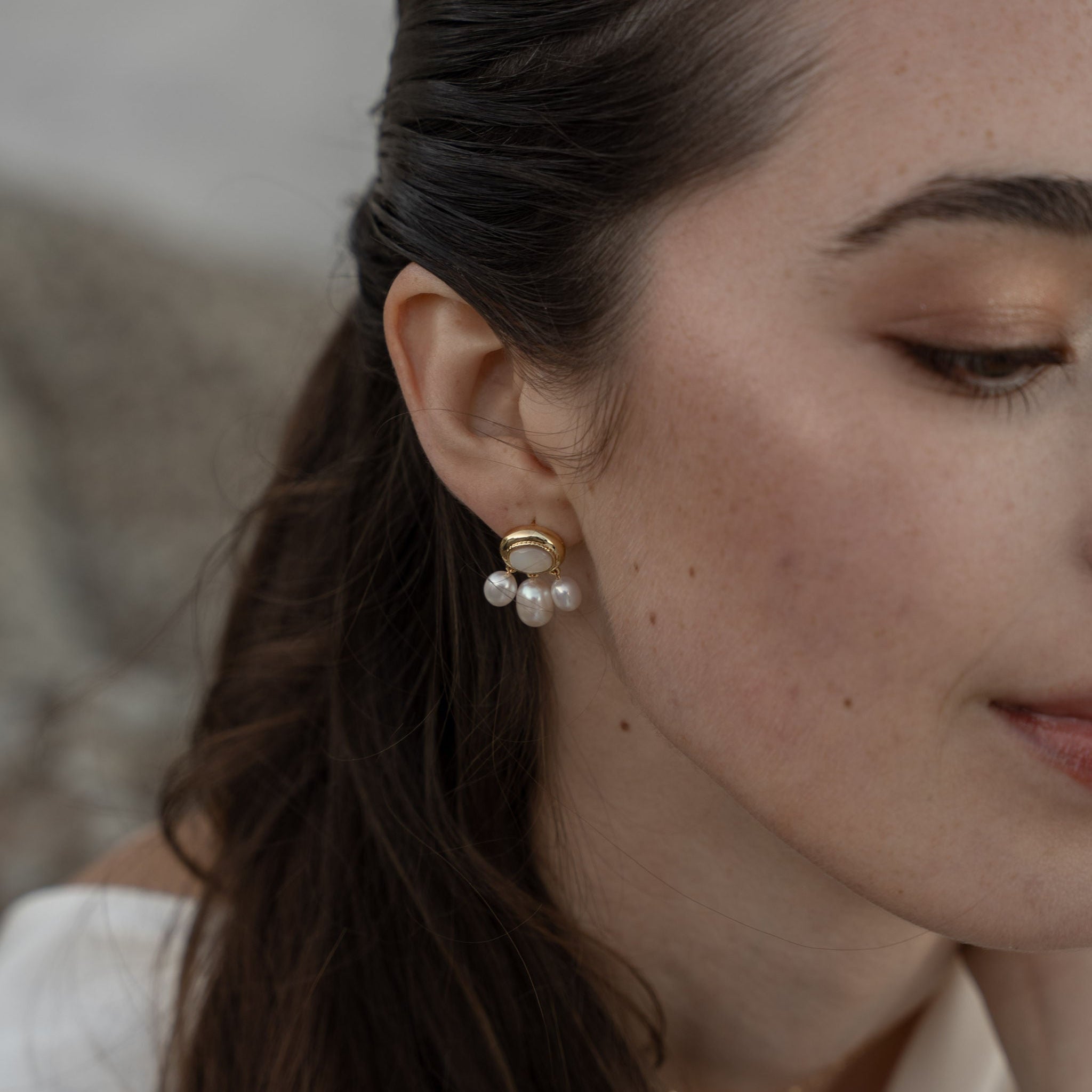 Qiniso - Boucles d'oreilles mariage 3 perles et nacre - Boucles d'oreilles courtes - Atelier Lilac