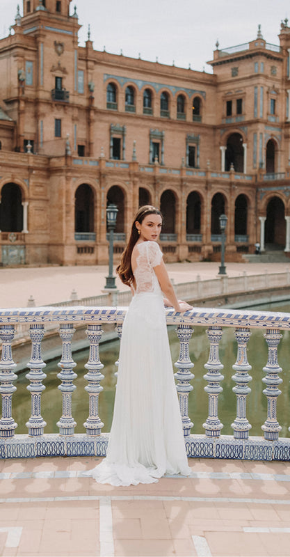Mariée en robe blanche et bijou de tête sur la Place d'Espagne à Seville