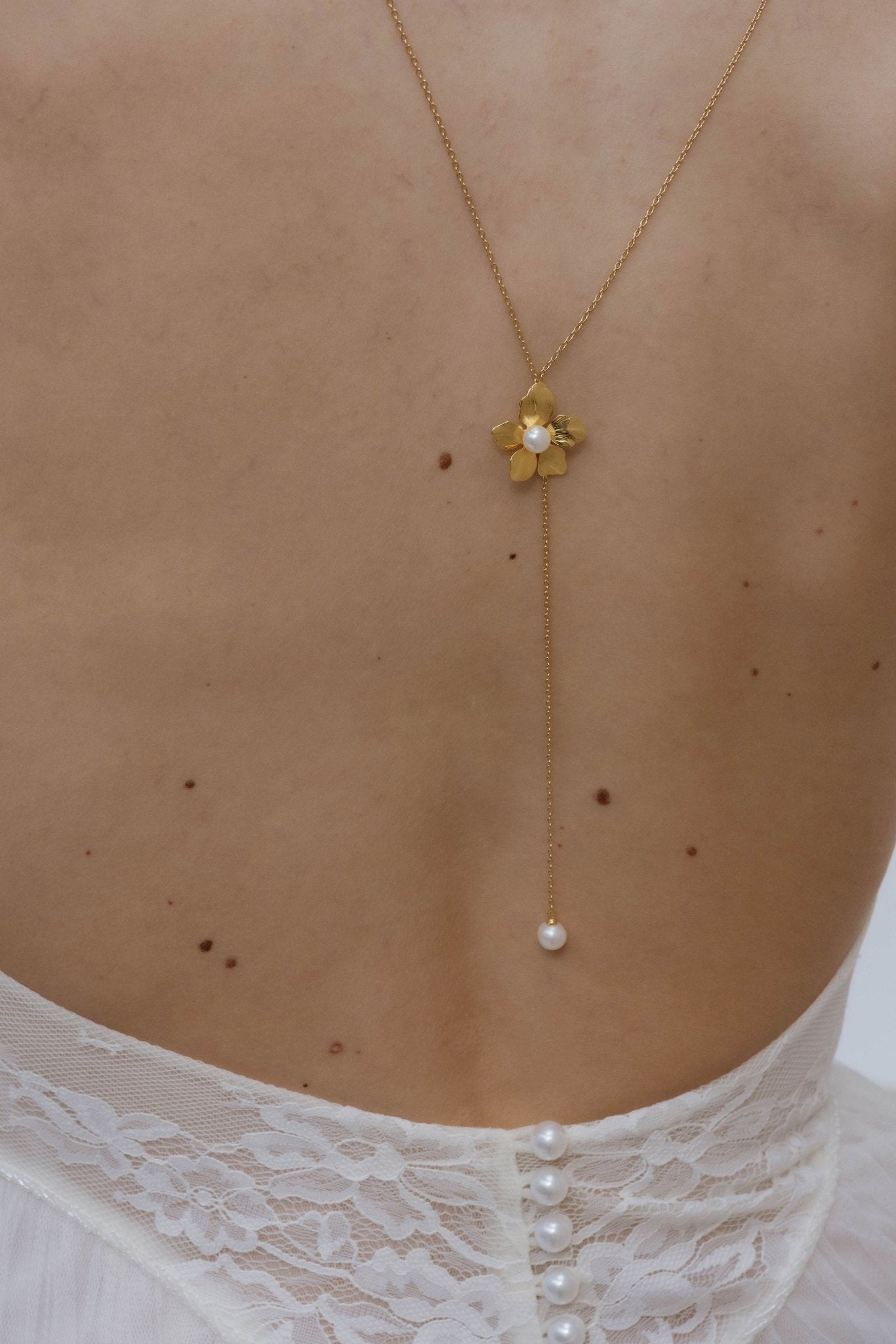 Roma – Collier de dos floral et délicat perles naturelles - Collier de dos - Atelier Lilac