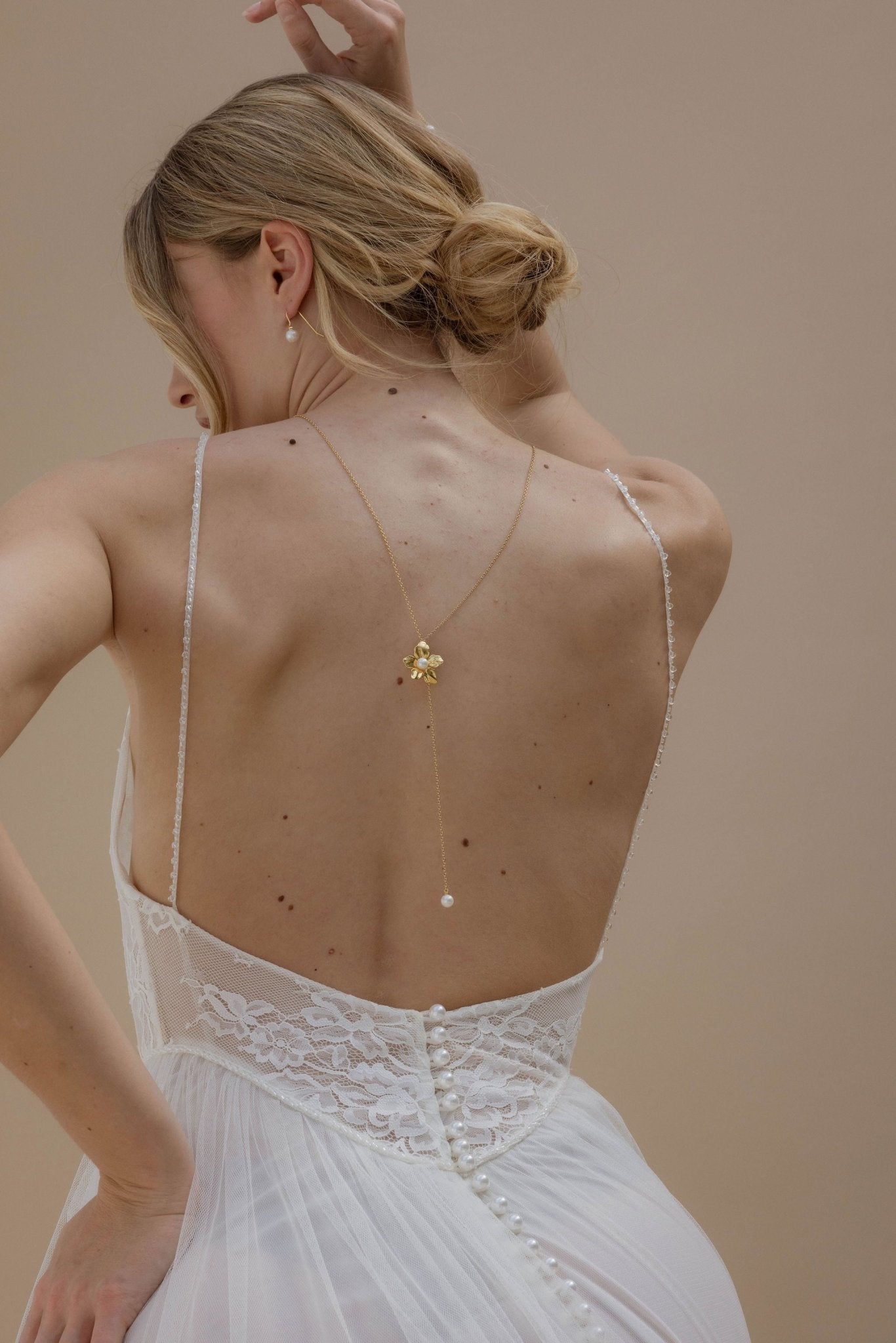 Roma – Collier de dos floral et délicat perles naturelles - Collier de dos - Atelier Lilac